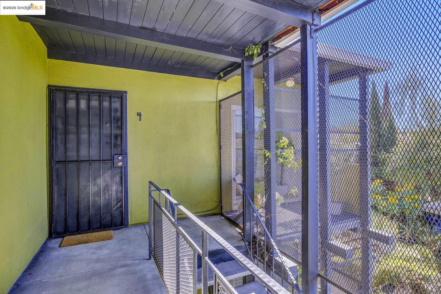 Detail Gallery Image 3 of 26 For 2327 10th St #4,  Berkeley,  CA 94710 - 2 Beds | 1 Baths