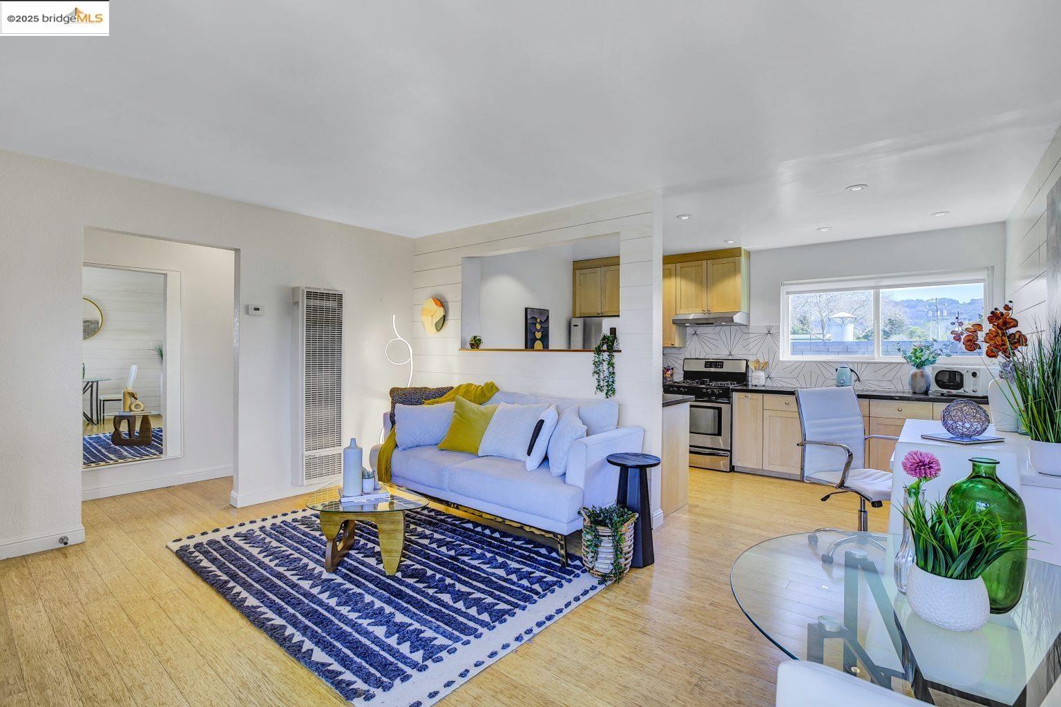 Detail Gallery Image 5 of 26 For 2327 10th St #4,  Berkeley,  CA 94710 - 2 Beds | 1 Baths