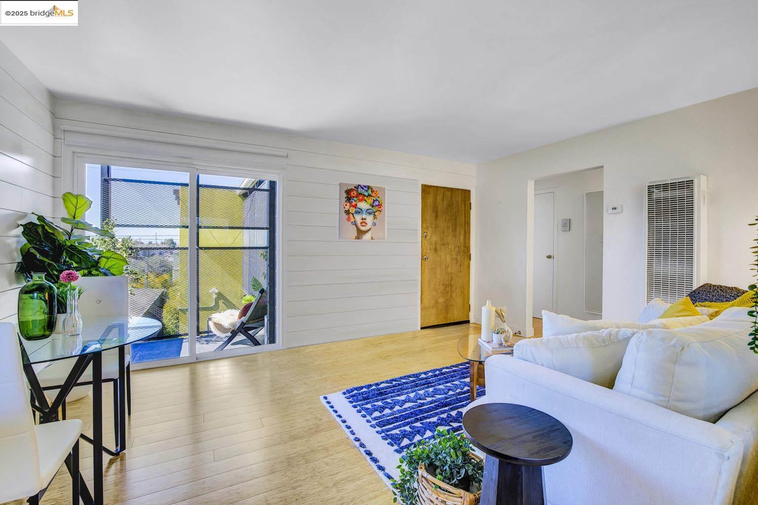 Detail Gallery Image 6 of 26 For 2327 10th St #4,  Berkeley,  CA 94710 - 2 Beds | 1 Baths