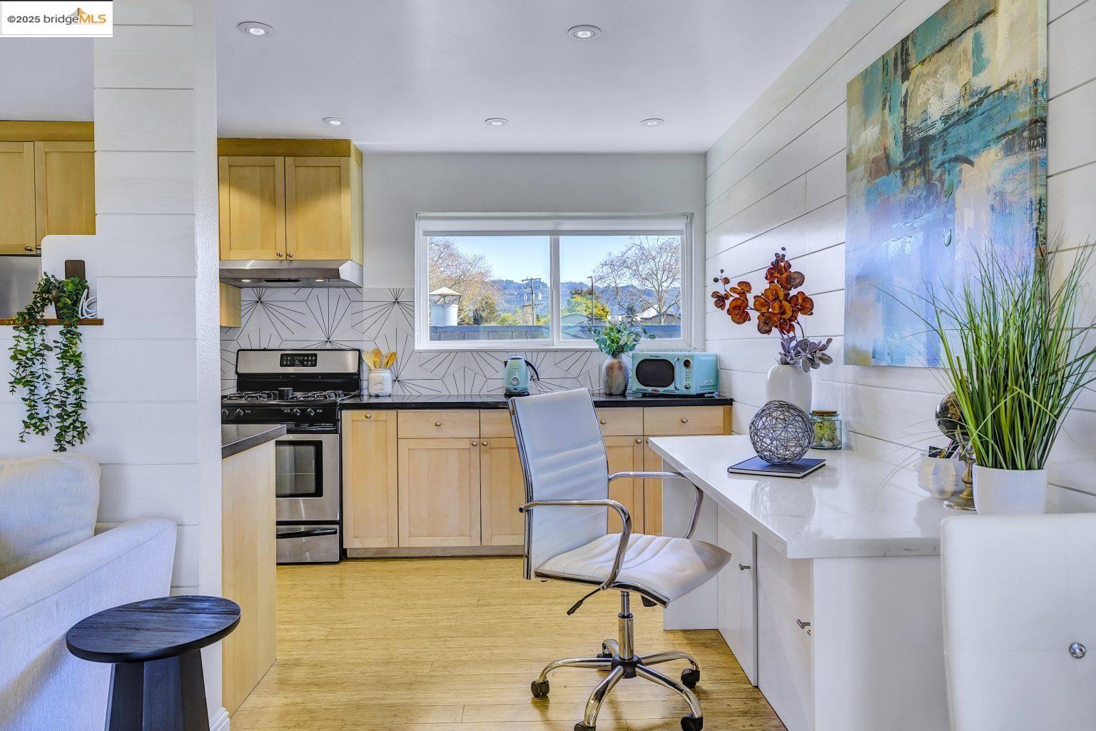 Detail Gallery Image 7 of 26 For 2327 10th St #4,  Berkeley,  CA 94710 - 2 Beds | 1 Baths