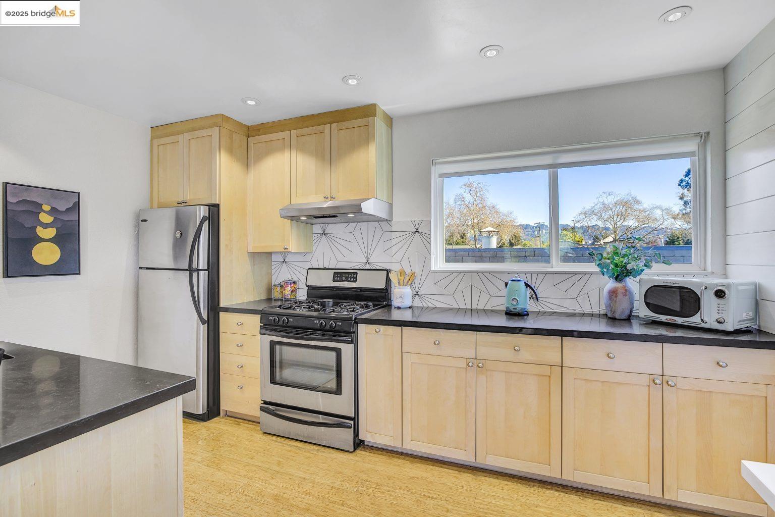 Detail Gallery Image 9 of 26 For 2327 10th St #4,  Berkeley,  CA 94710 - 2 Beds | 1 Baths