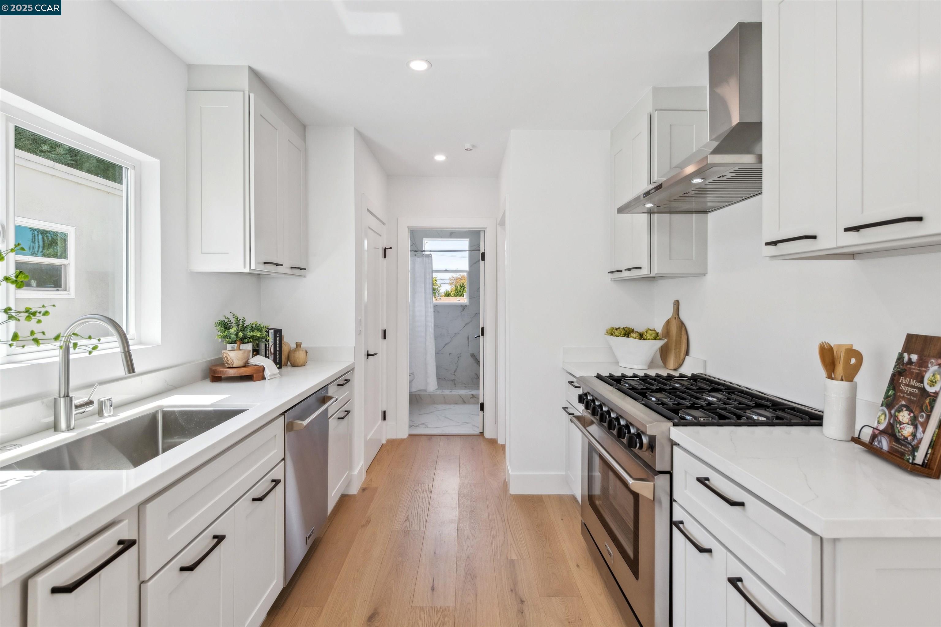Detail Gallery Image 18 of 44 For 1054 Masonic Ave., Albany,  CA 94706 - 2 Beds | 2 Baths