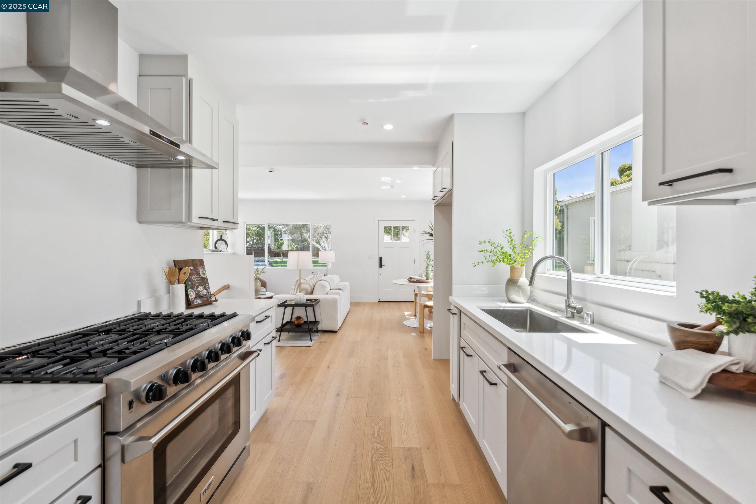 Detail Gallery Image 19 of 44 For 1054 Masonic Ave., Albany,  CA 94706 - 2 Beds | 2 Baths