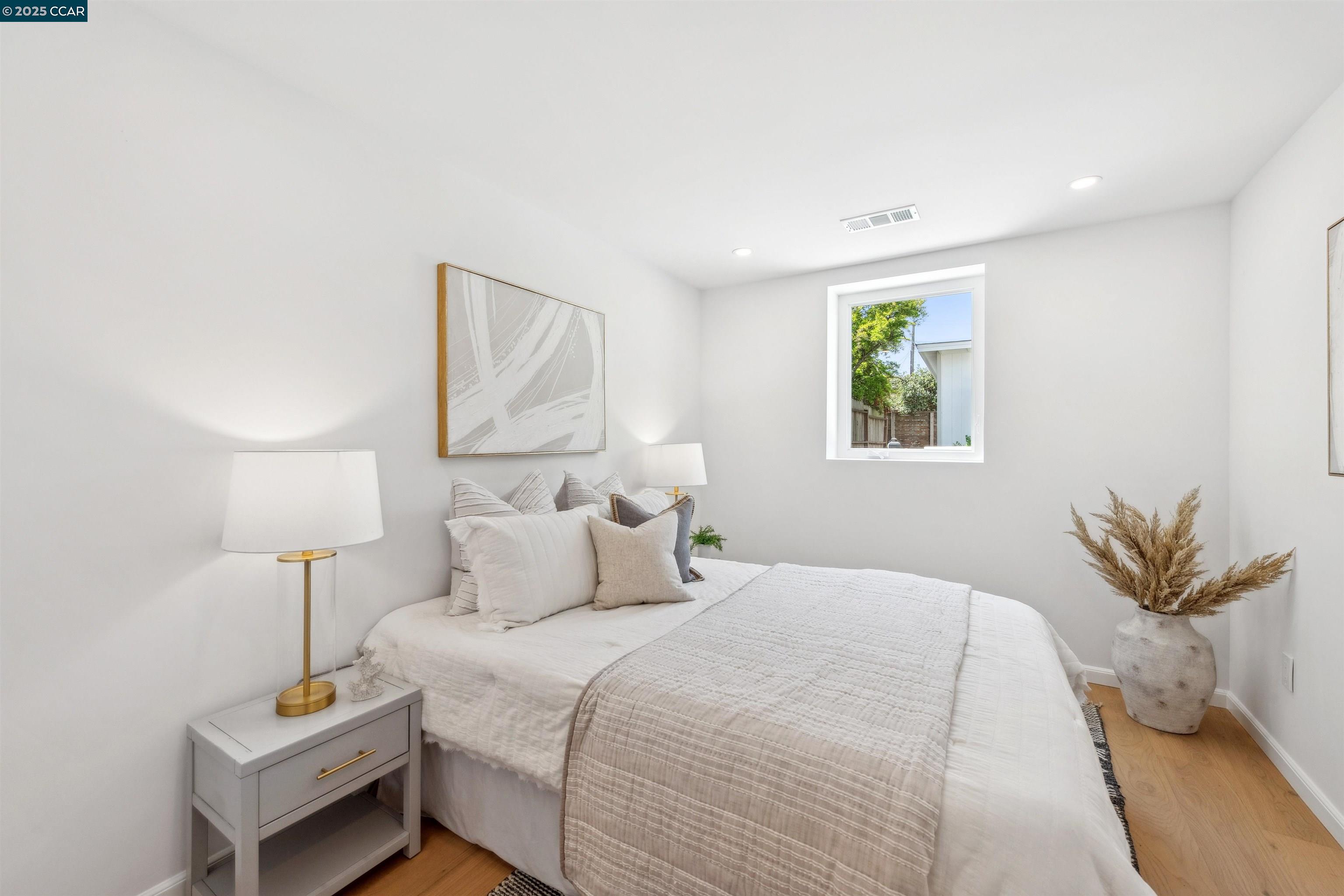 Detail Gallery Image 26 of 44 For 1054 Masonic Ave., Albany,  CA 94706 - 2 Beds | 2 Baths