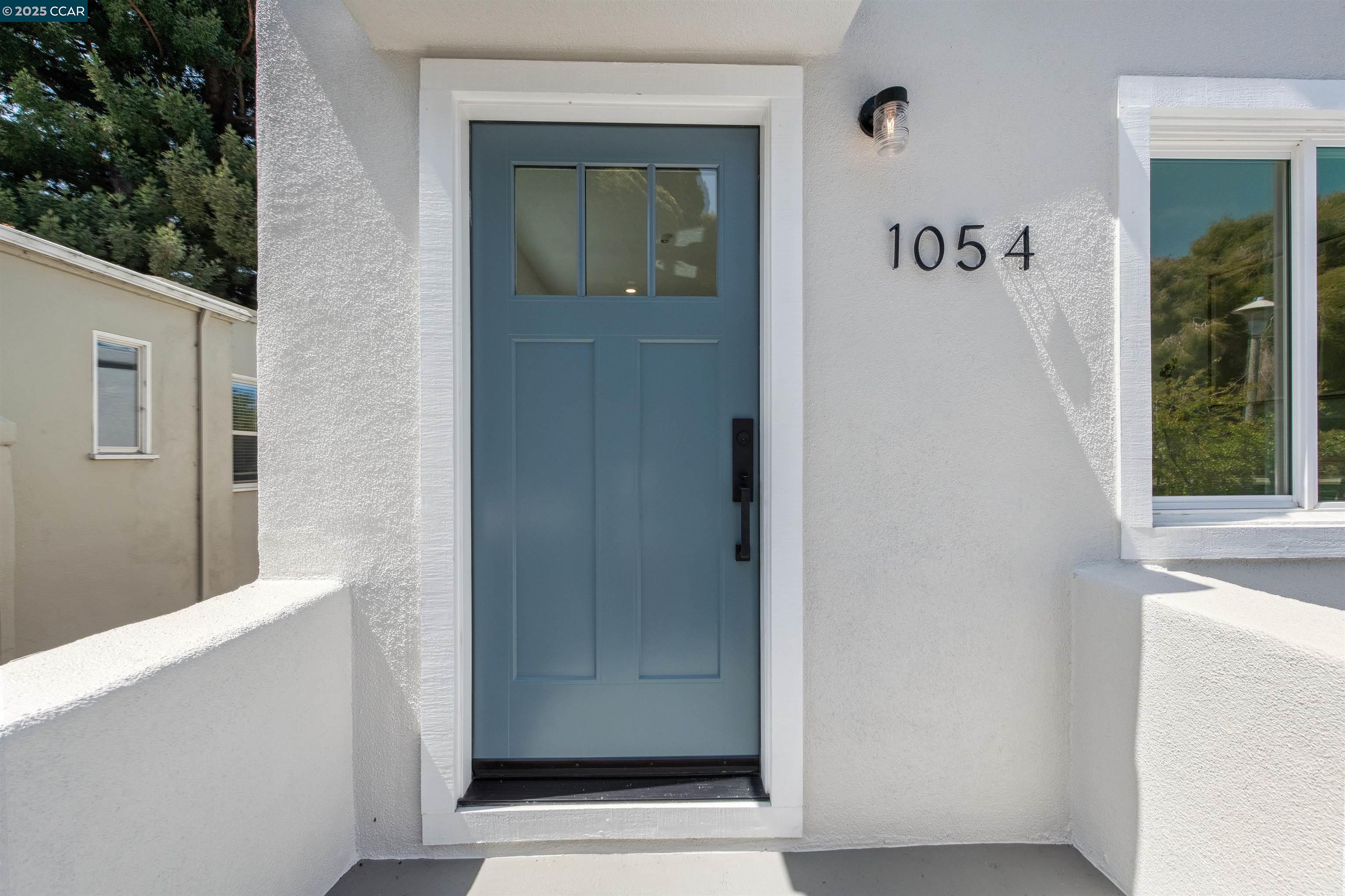 Detail Gallery Image 4 of 44 For 1054 Masonic Ave., Albany,  CA 94706 - 2 Beds | 2 Baths