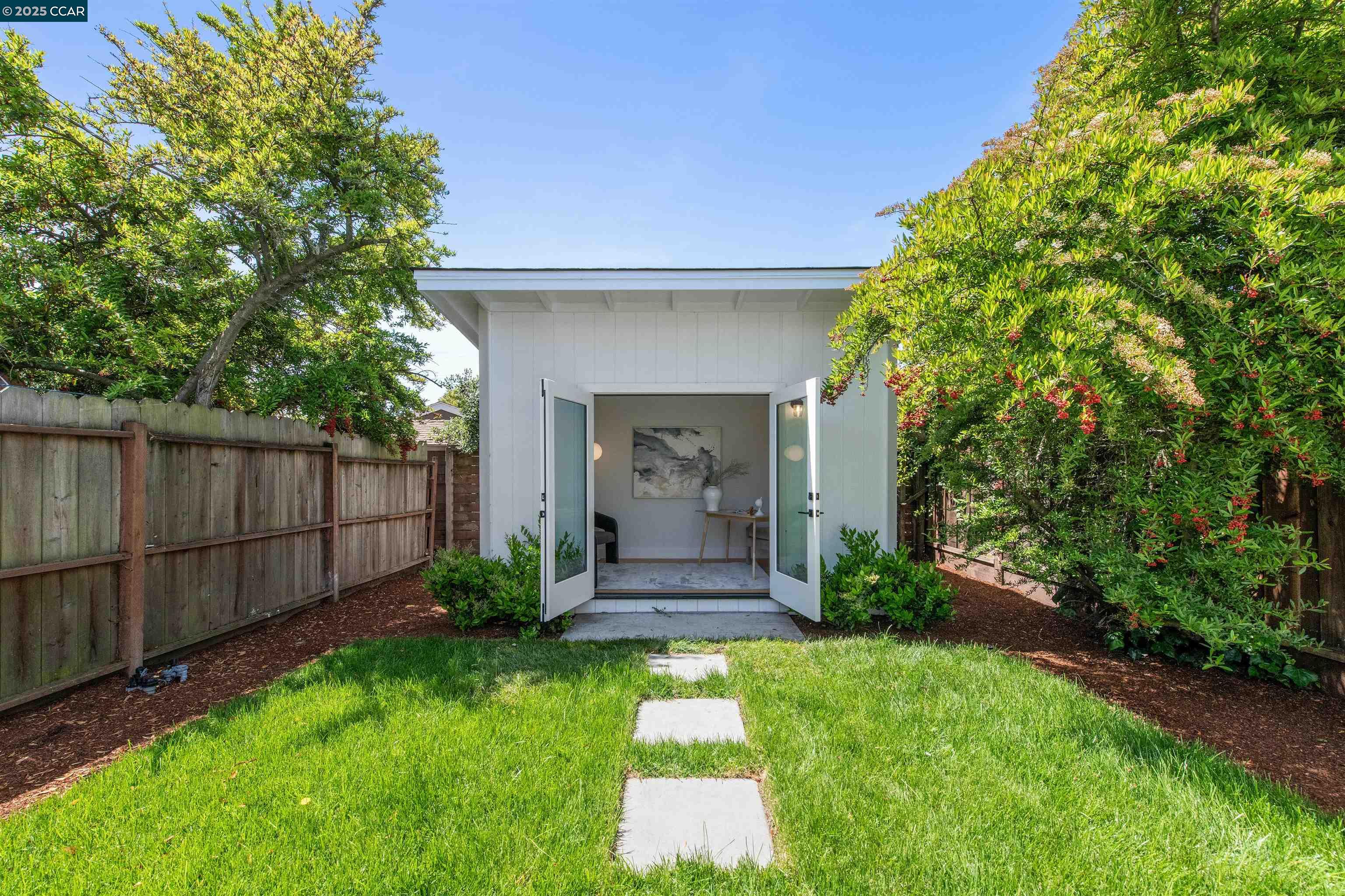 Detail Gallery Image 35 of 44 For 1054 Masonic Ave., Albany,  CA 94706 - 2 Beds | 2 Baths