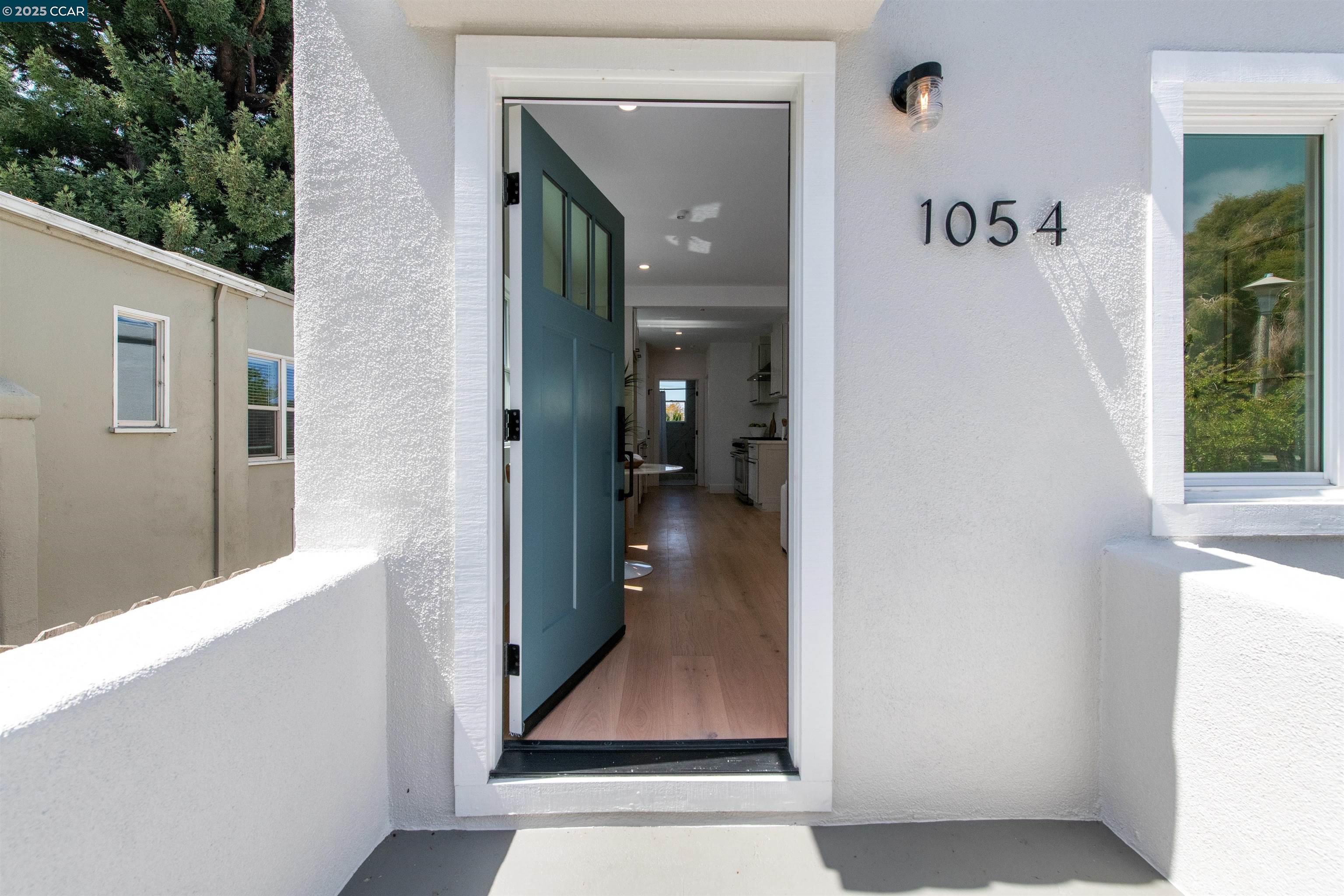 Detail Gallery Image 5 of 44 For 1054 Masonic Ave., Albany,  CA 94706 - 2 Beds | 2 Baths