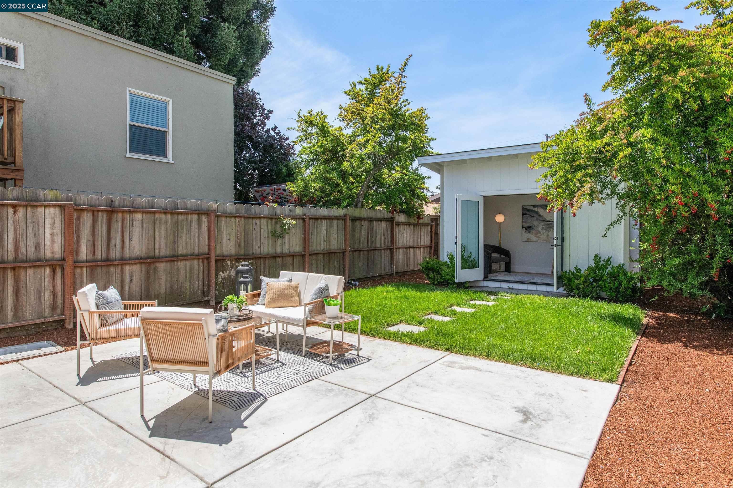 Detail Gallery Image 41 of 44 For 1054 Masonic Ave., Albany,  CA 94706 - 2 Beds | 2 Baths