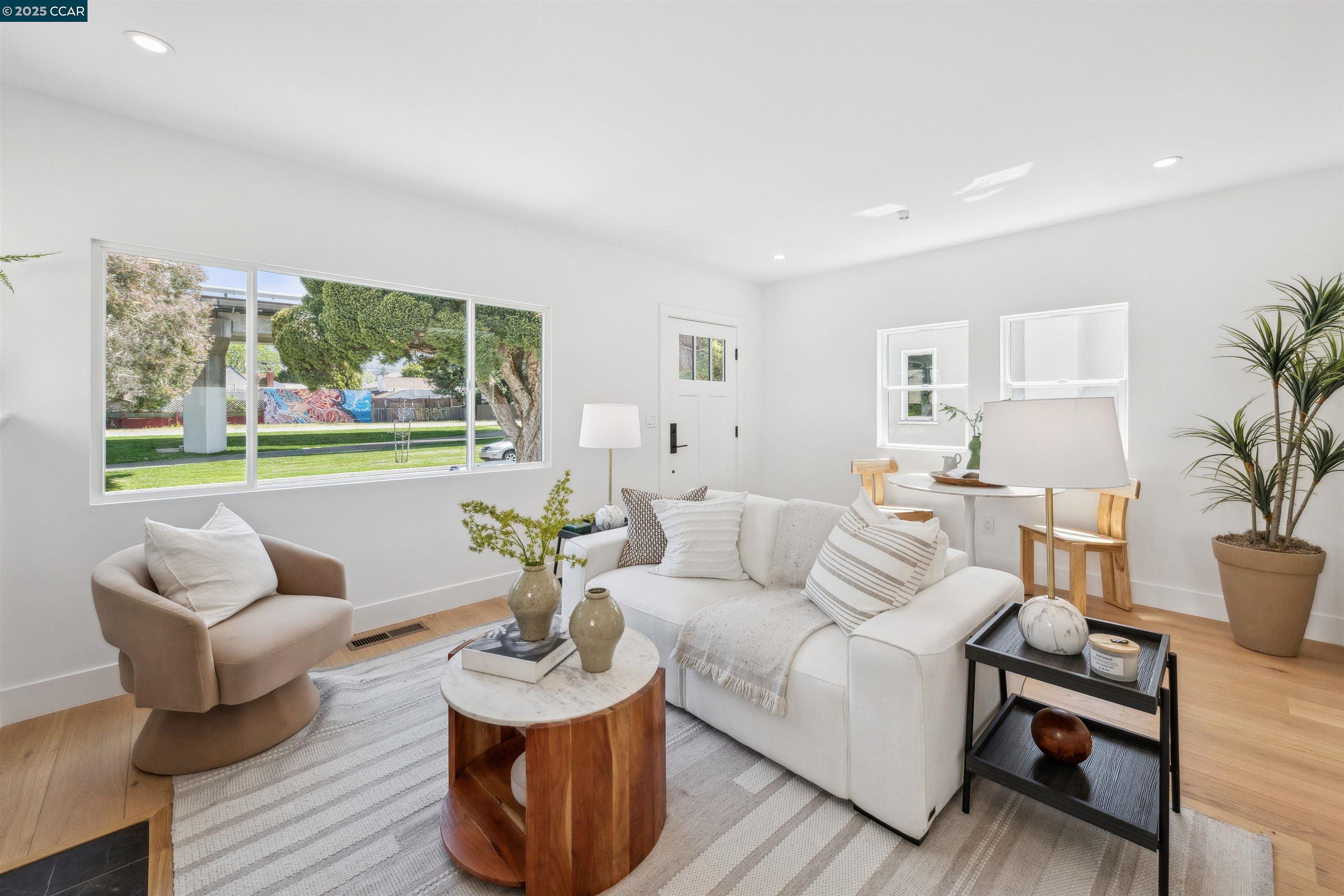 Detail Gallery Image 7 of 44 For 1054 Masonic Ave., Albany,  CA 94706 - 2 Beds | 2 Baths