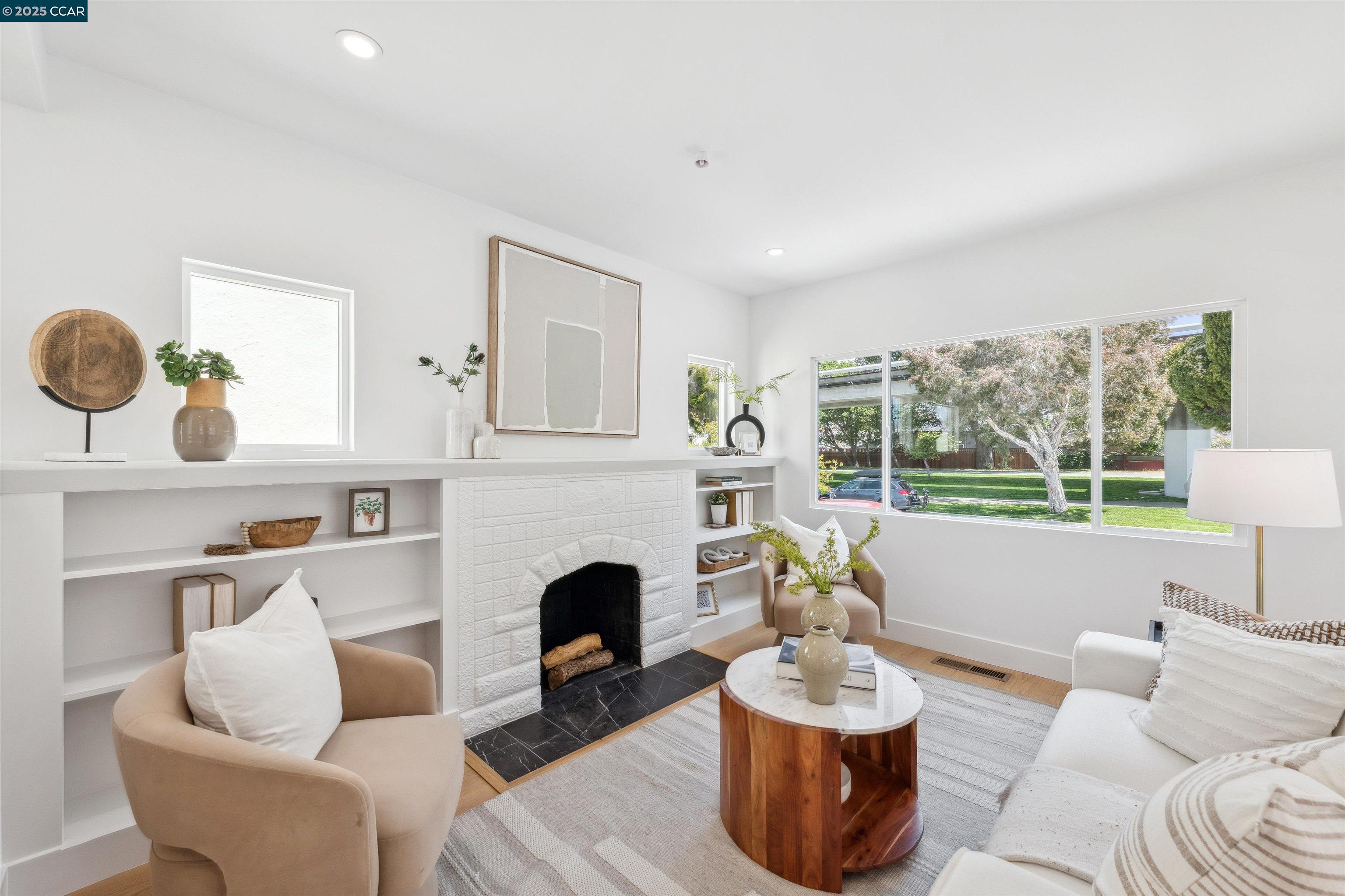 Detail Gallery Image 8 of 44 For 1054 Masonic Ave., Albany,  CA 94706 - 2 Beds | 2 Baths