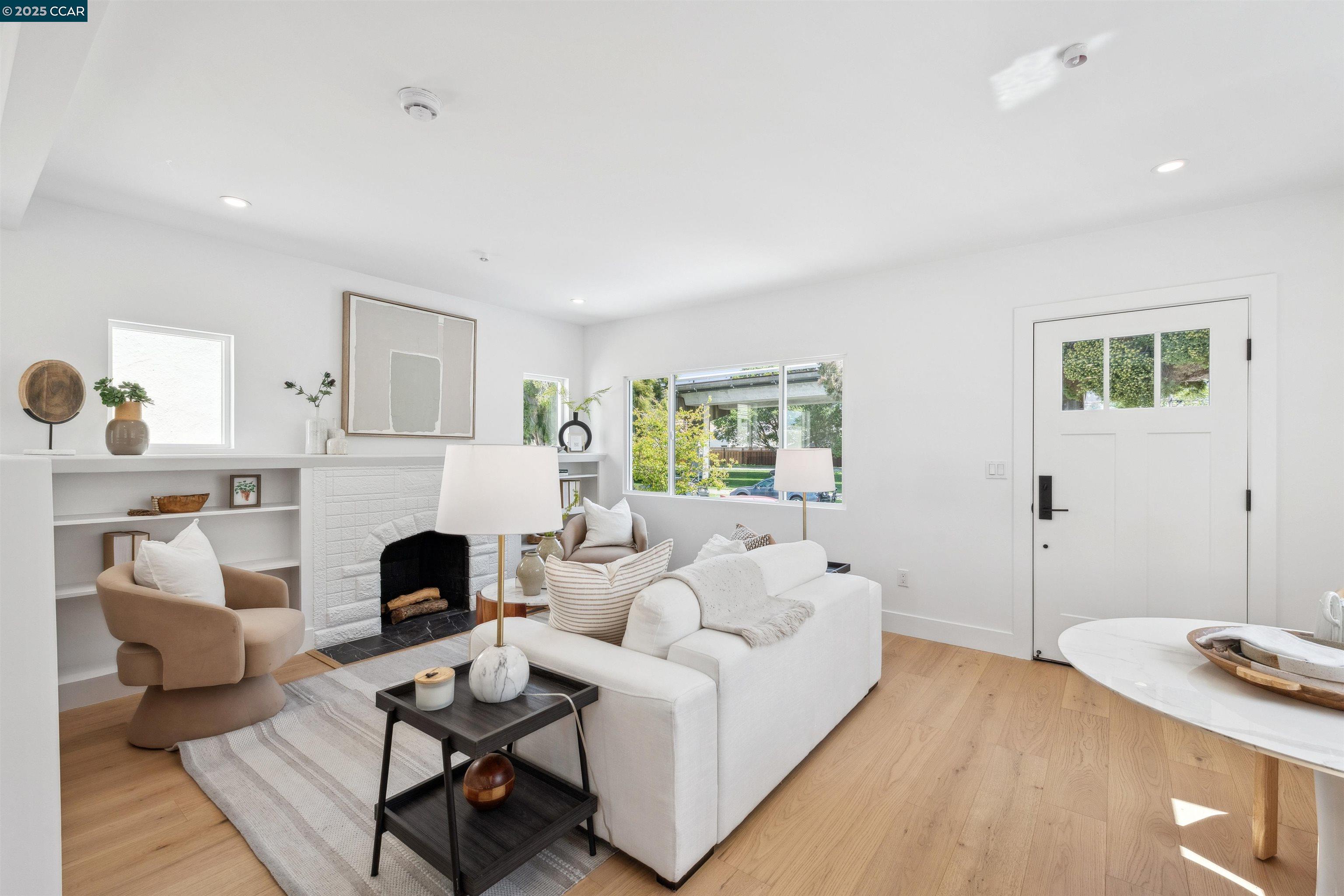 Detail Gallery Image 10 of 44 For 1054 Masonic Ave., Albany,  CA 94706 - 2 Beds | 2 Baths