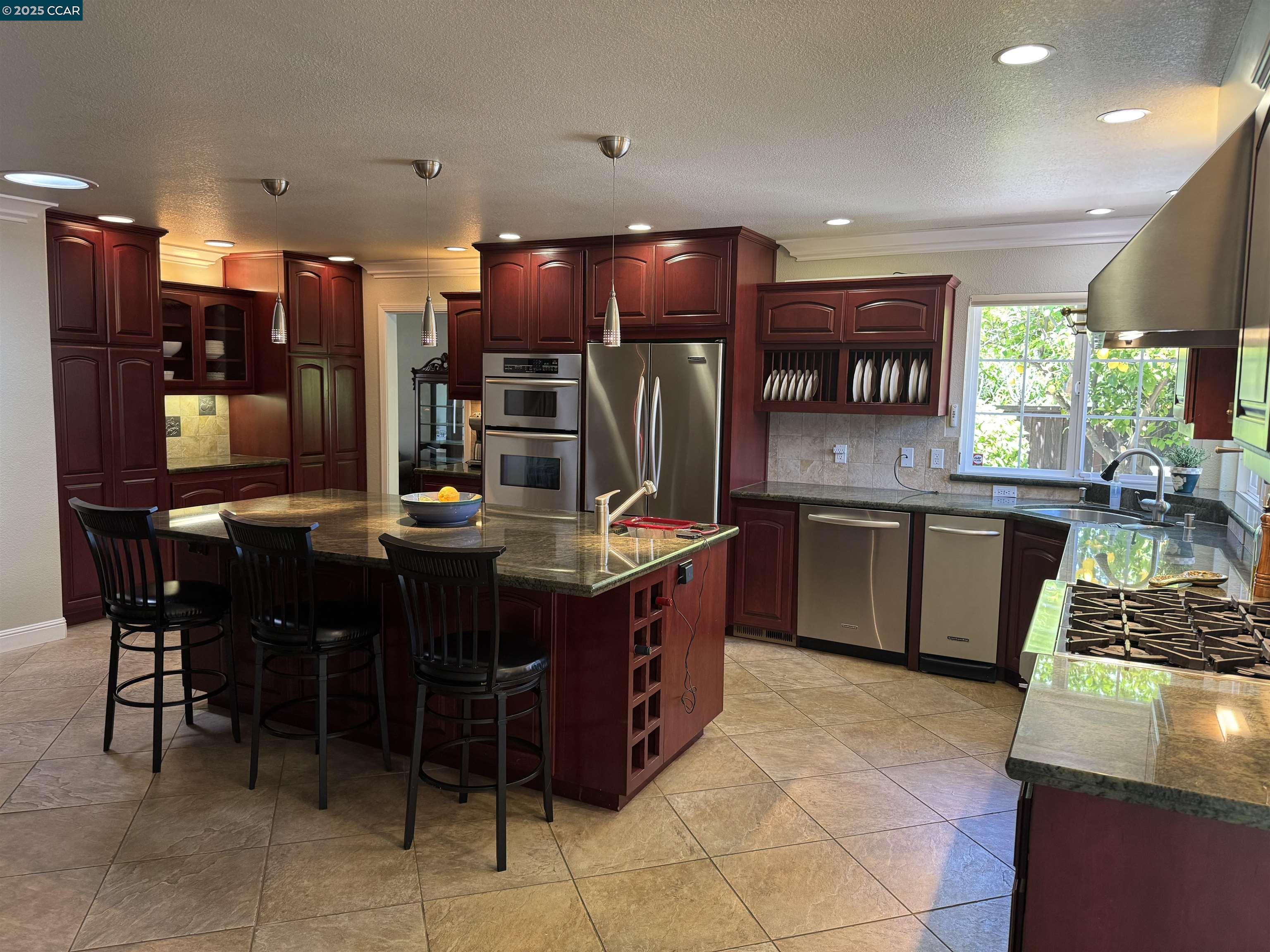 Detail Gallery Image 5 of 59 For 898 Luxury Dr, Concord,  CA 94518 - 4 Beds | 2/1 Baths