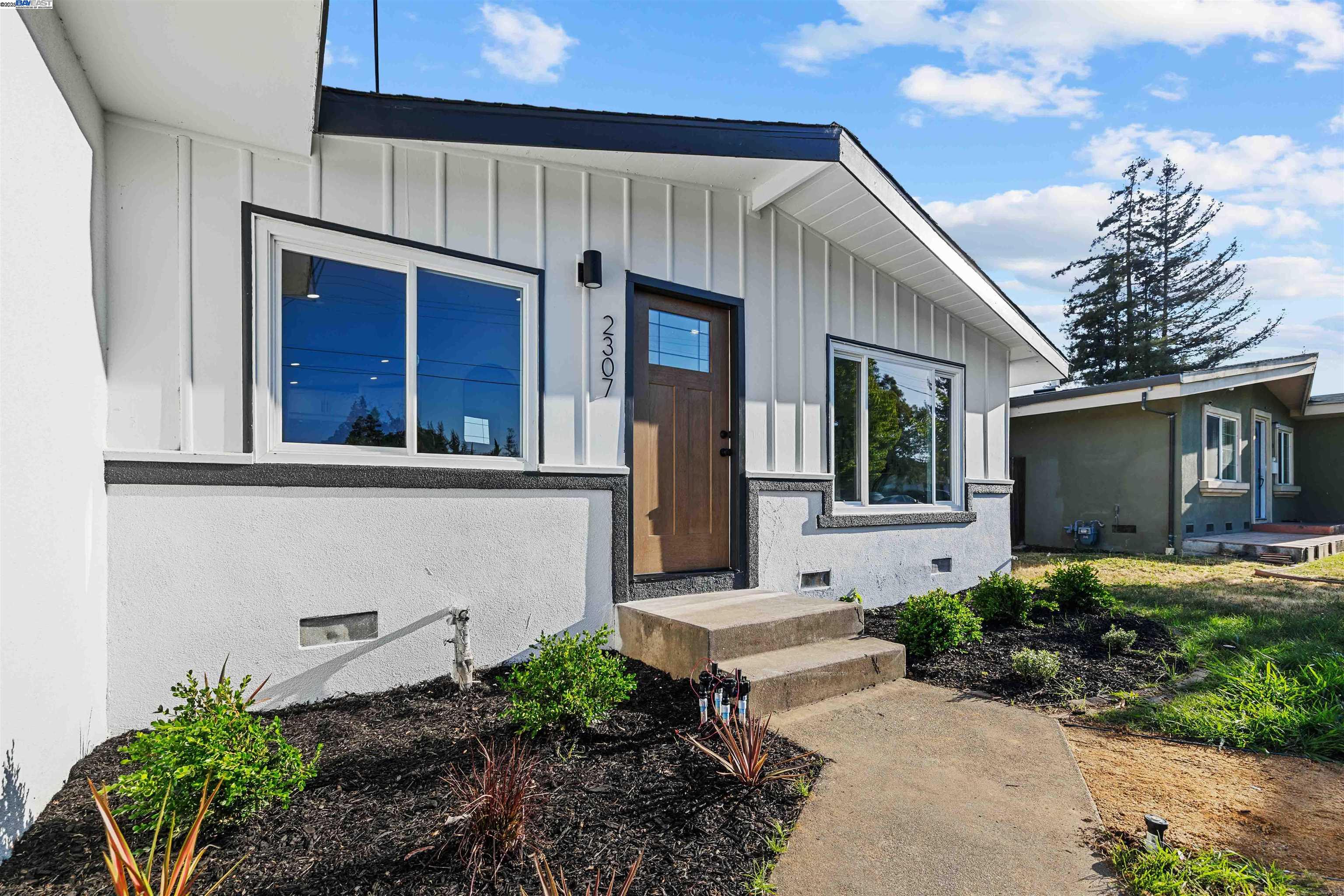 Detail Gallery Image 2 of 22 For 2307 Arthur St, Napa,  CA 94559 - 3 Beds | 1/1 Baths
