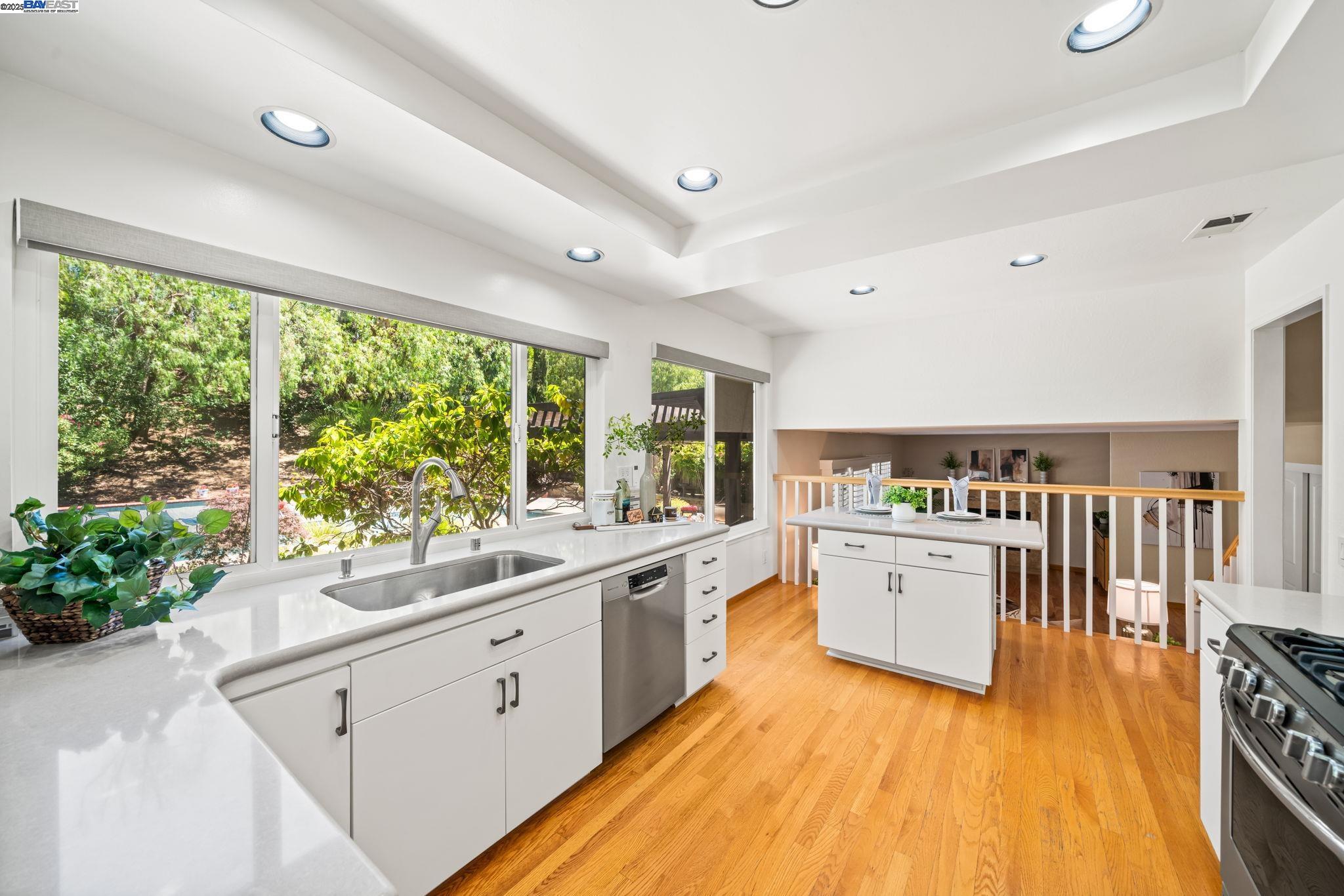 Detail Gallery Image 14 of 52 For 868 Madeira Dr, Pleasanton,  CA 94566 - 4 Beds | 2/1 Baths