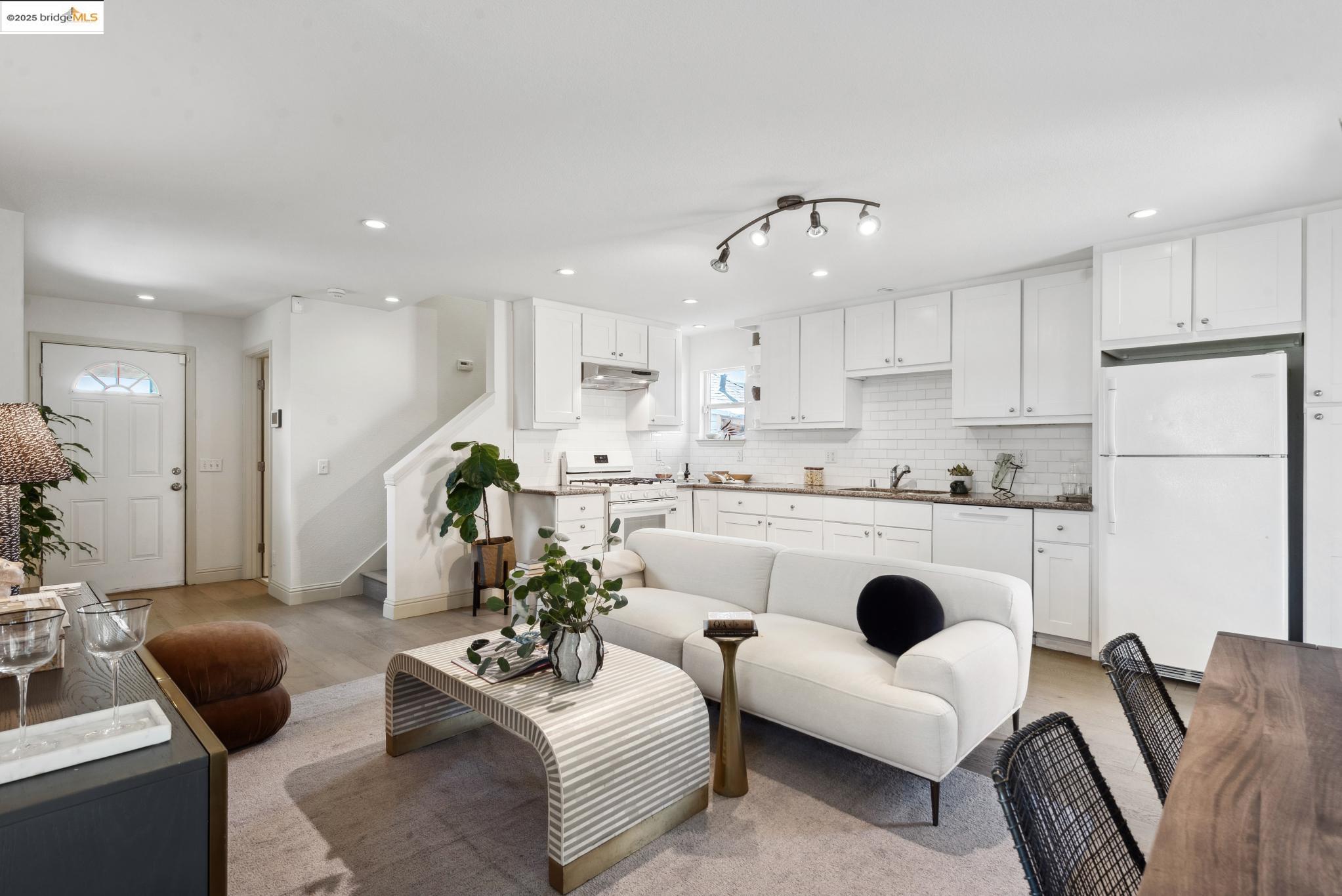 Detail Gallery Image 7 of 23 For 3808 Marion Avenue, Oakland,  CA 94619 - 3 Beds | 1/1 Baths