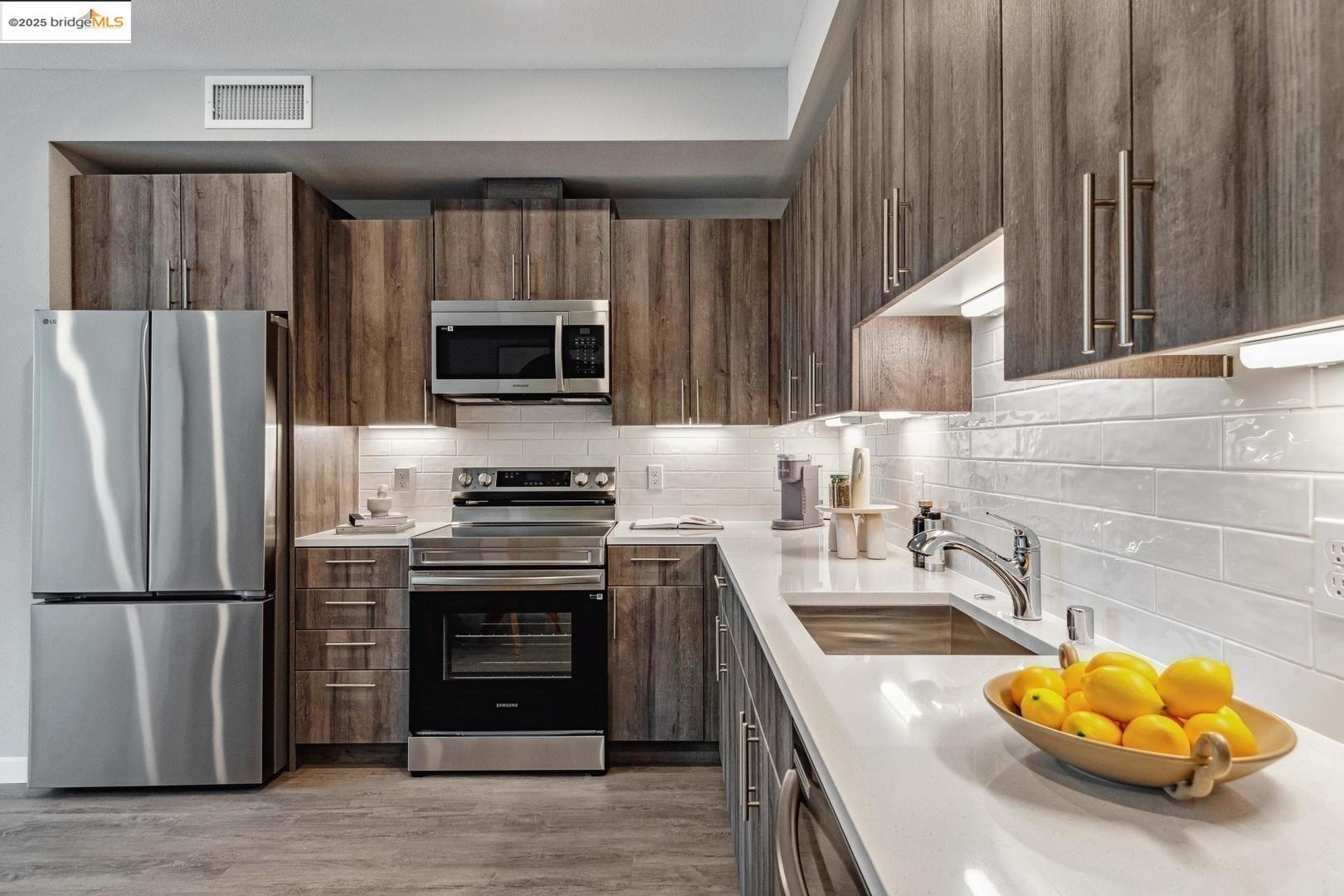 Detail Gallery Image 5 of 12 For 2400 Adeline St #207,  Oakland,  CA 94607 - 2 Beds | 2 Baths