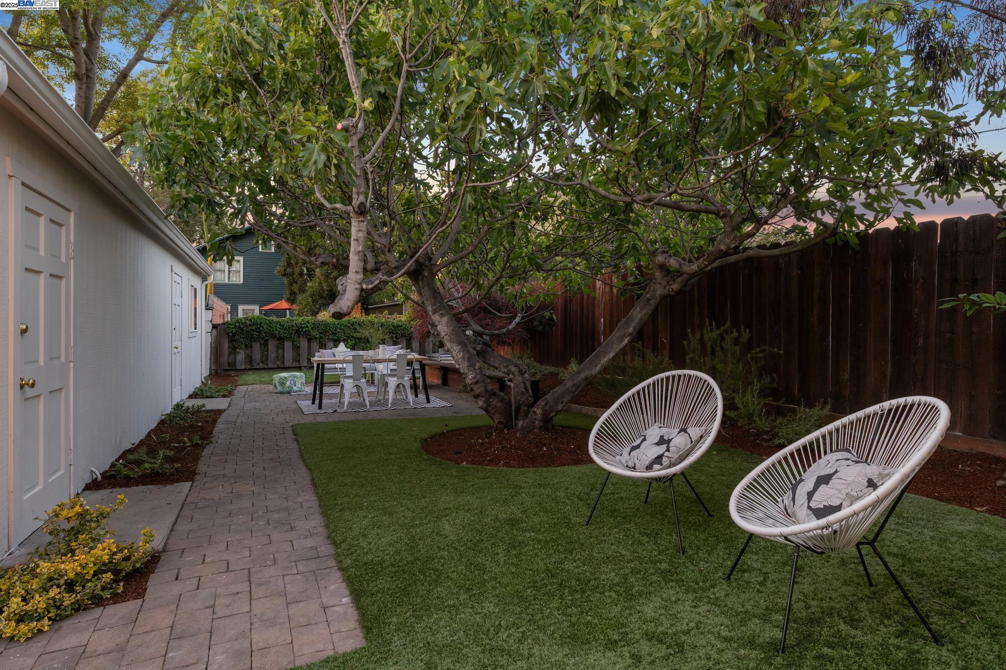 Detail Gallery Image 2 of 46 For 776 60th Street, Oakland,  CA 94609 - 3 Beds | 2 Baths