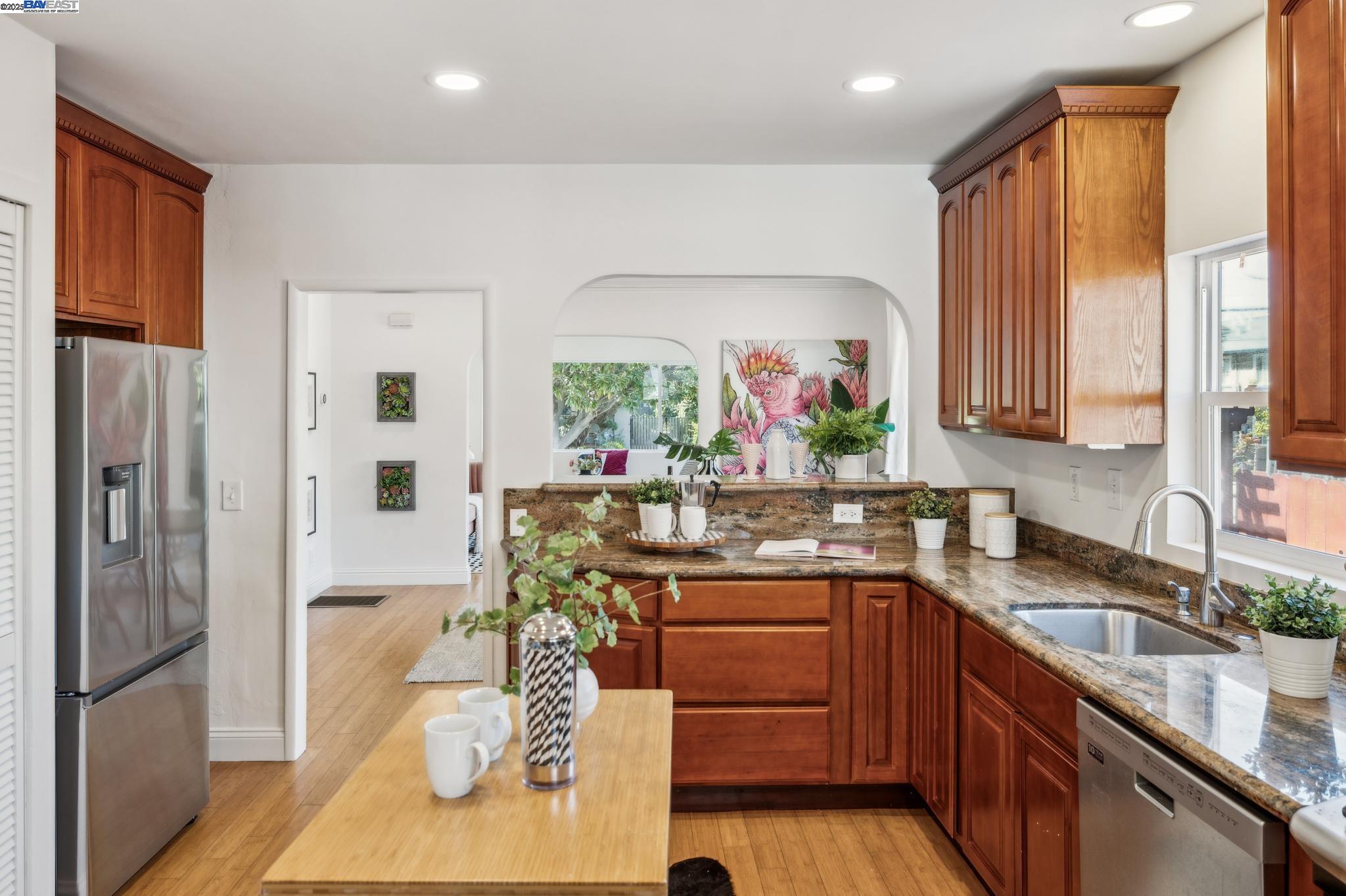 Detail Gallery Image 14 of 46 For 776 60th Street, Oakland,  CA 94609 - 3 Beds | 2 Baths
