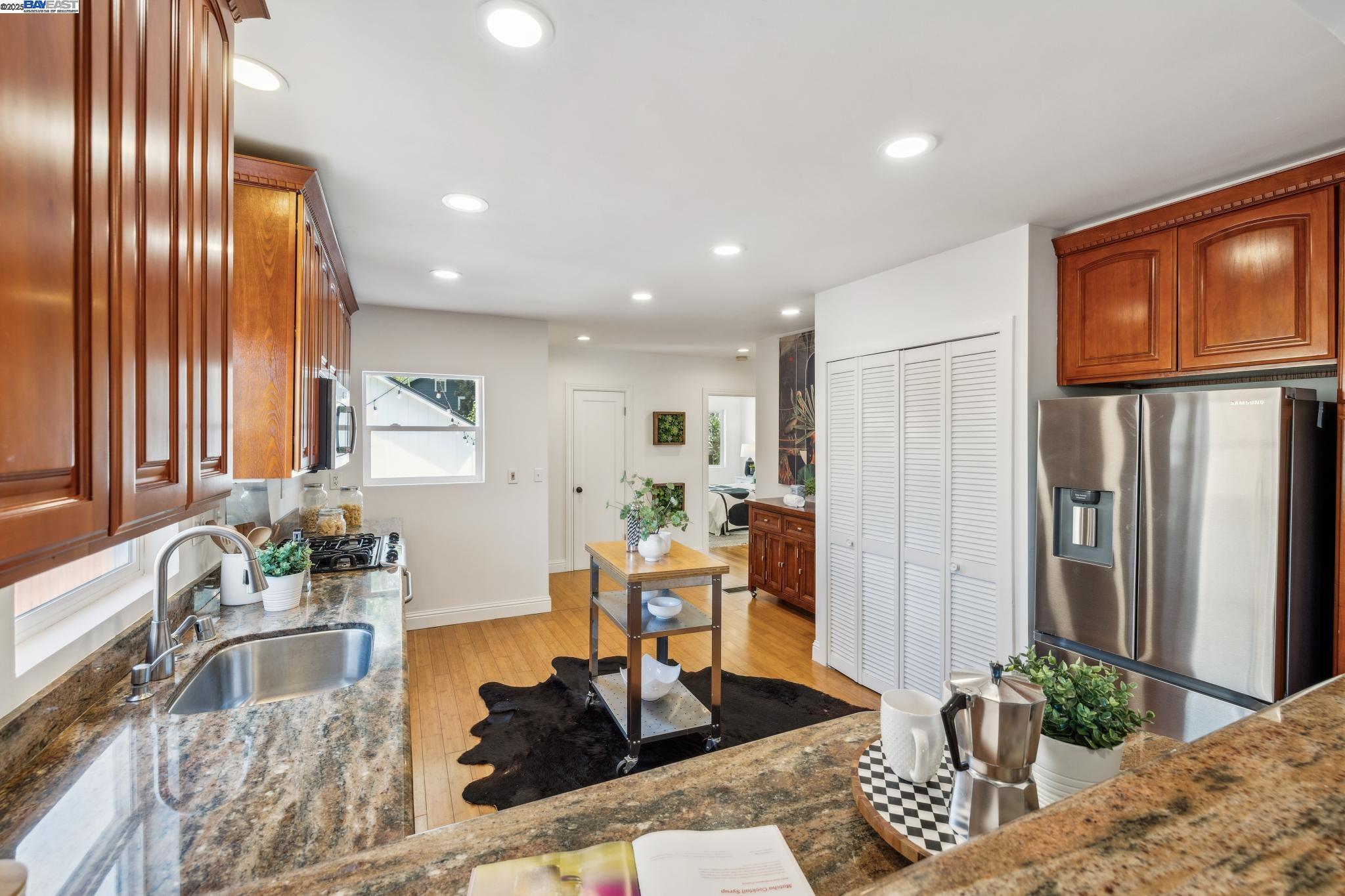Detail Gallery Image 15 of 46 For 776 60th Street, Oakland,  CA 94609 - 3 Beds | 2 Baths
