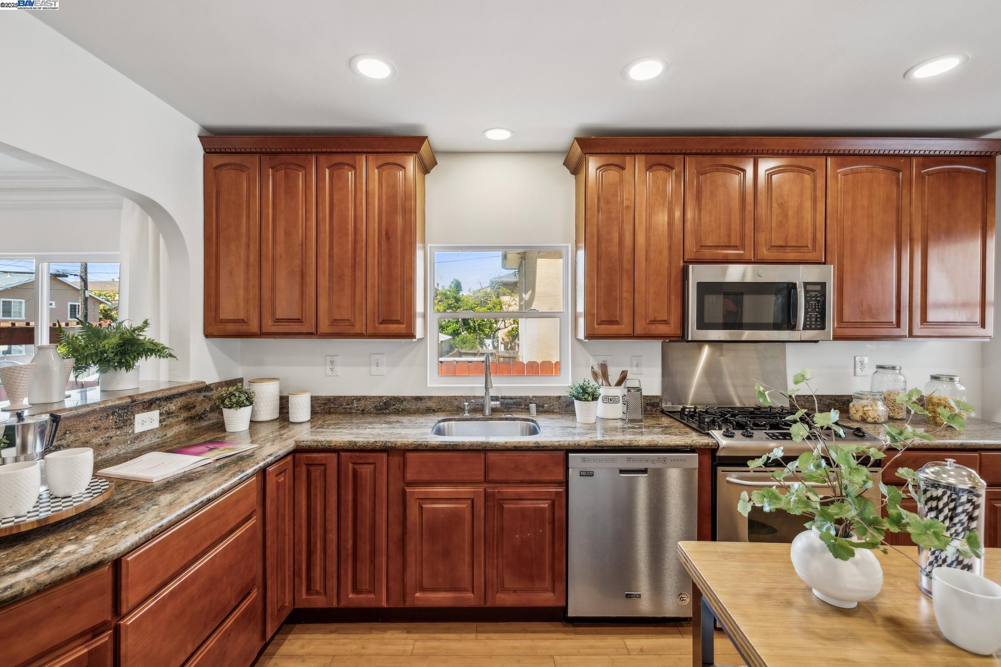 Detail Gallery Image 17 of 46 For 776 60th Street, Oakland,  CA 94609 - 3 Beds | 2 Baths