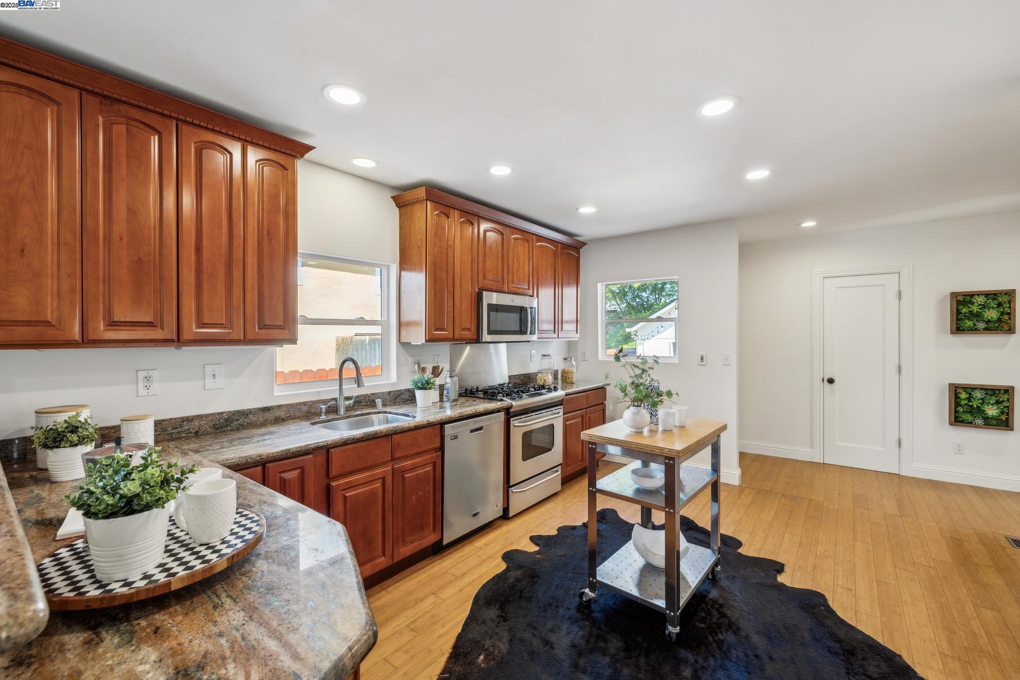 Detail Gallery Image 18 of 46 For 776 60th Street, Oakland,  CA 94609 - 3 Beds | 2 Baths