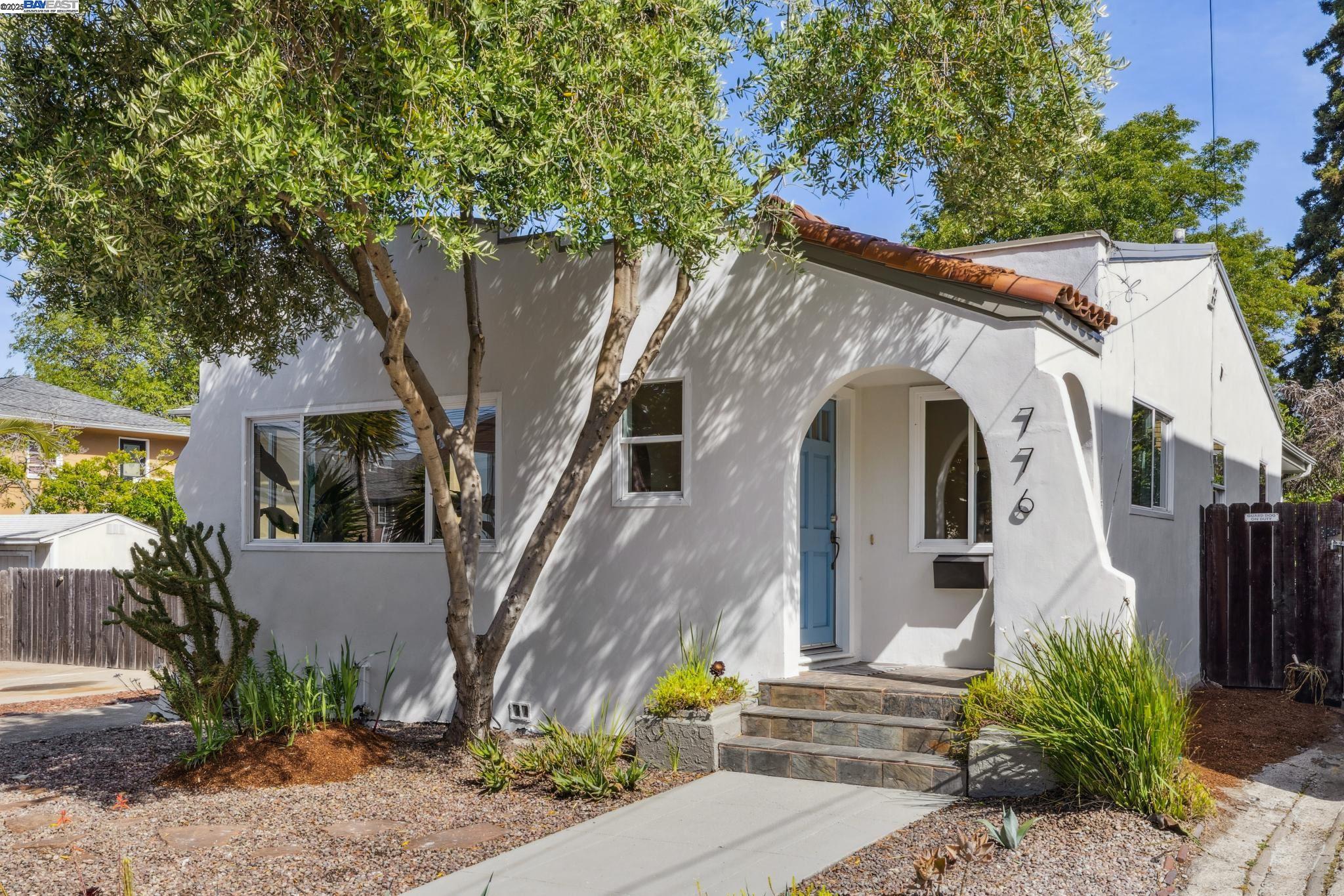 Detail Gallery Image 3 of 46 For 776 60th Street, Oakland,  CA 94609 - 3 Beds | 2 Baths