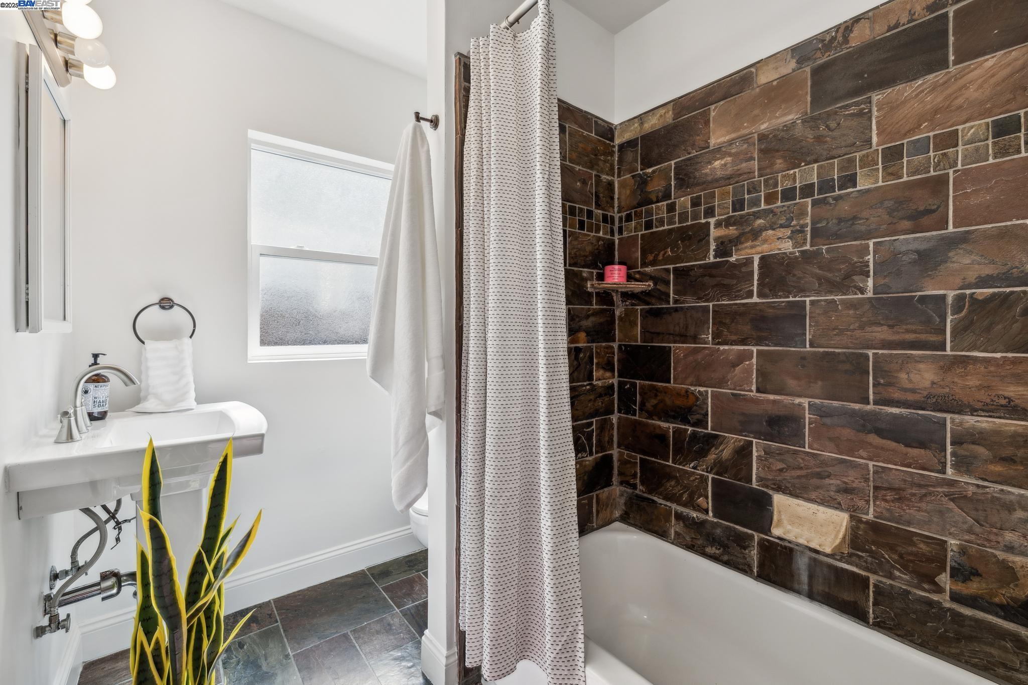 Detail Gallery Image 25 of 46 For 776 60th Street, Oakland,  CA 94609 - 3 Beds | 2 Baths