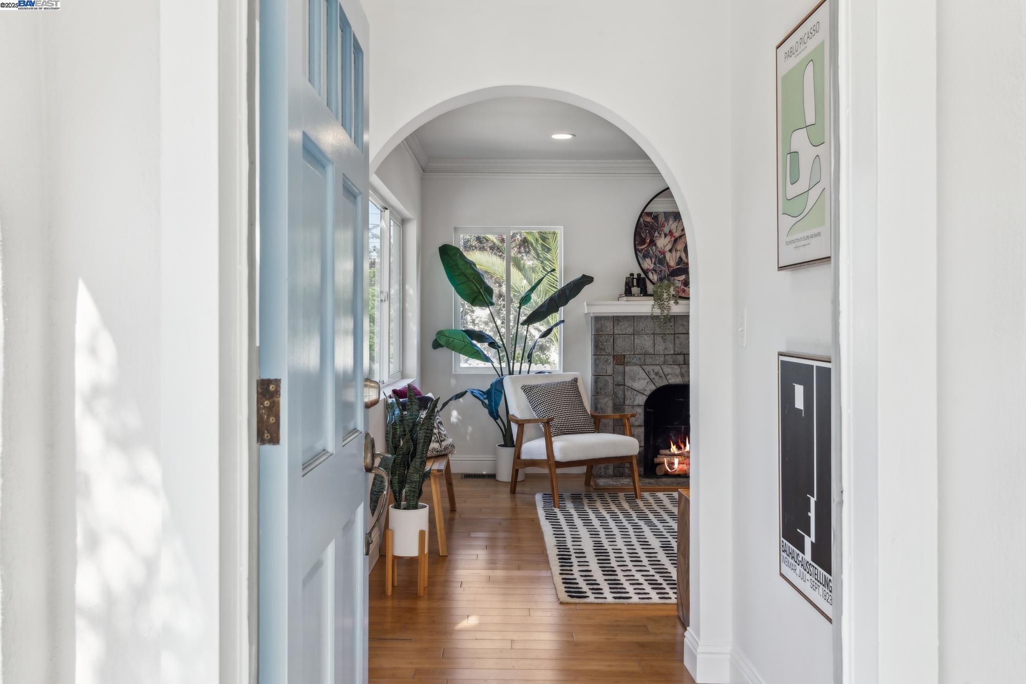 Detail Gallery Image 4 of 46 For 776 60th Street, Oakland,  CA 94609 - 3 Beds | 2 Baths