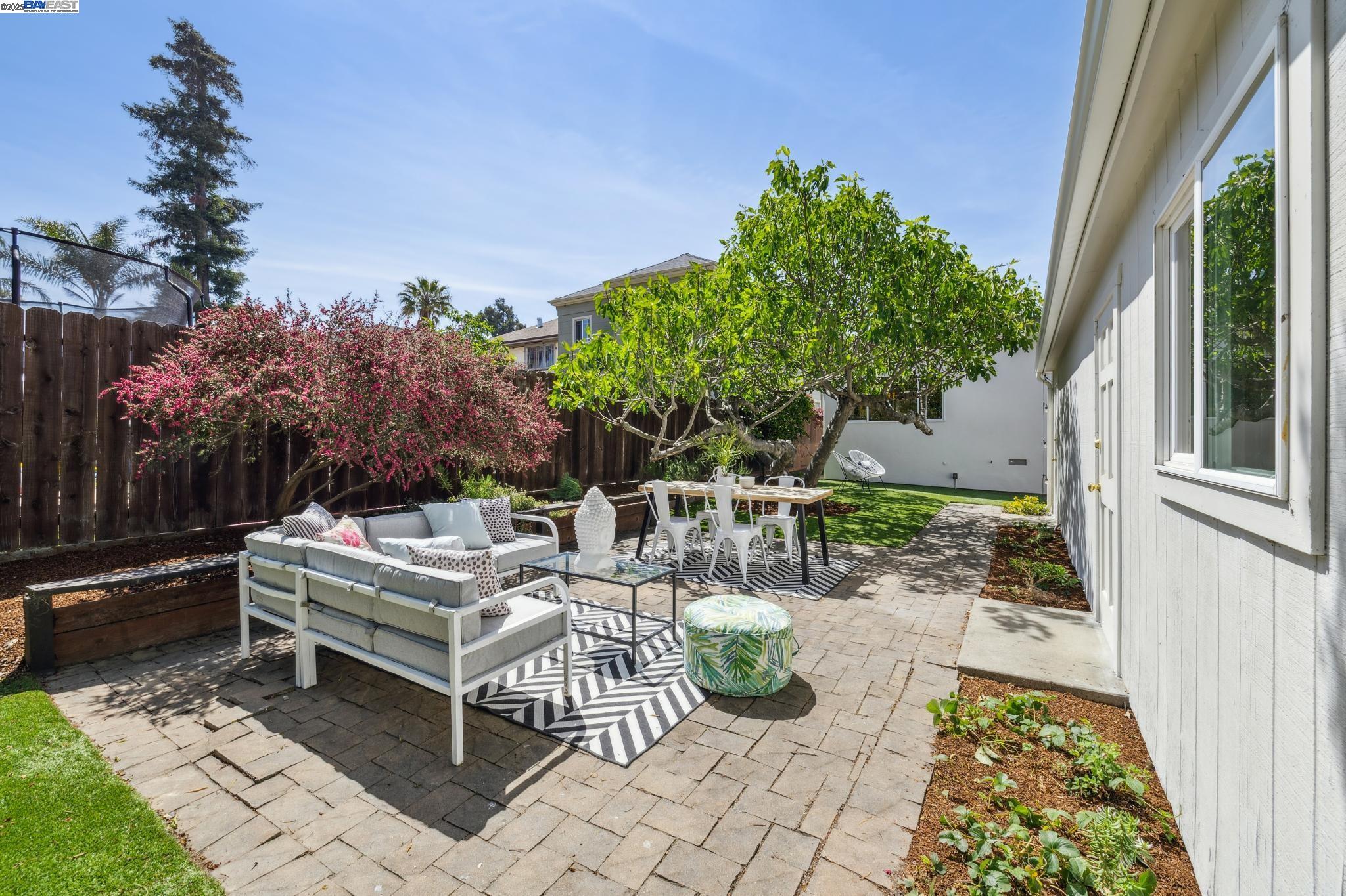 Detail Gallery Image 39 of 46 For 776 60th Street, Oakland,  CA 94609 - 3 Beds | 2 Baths