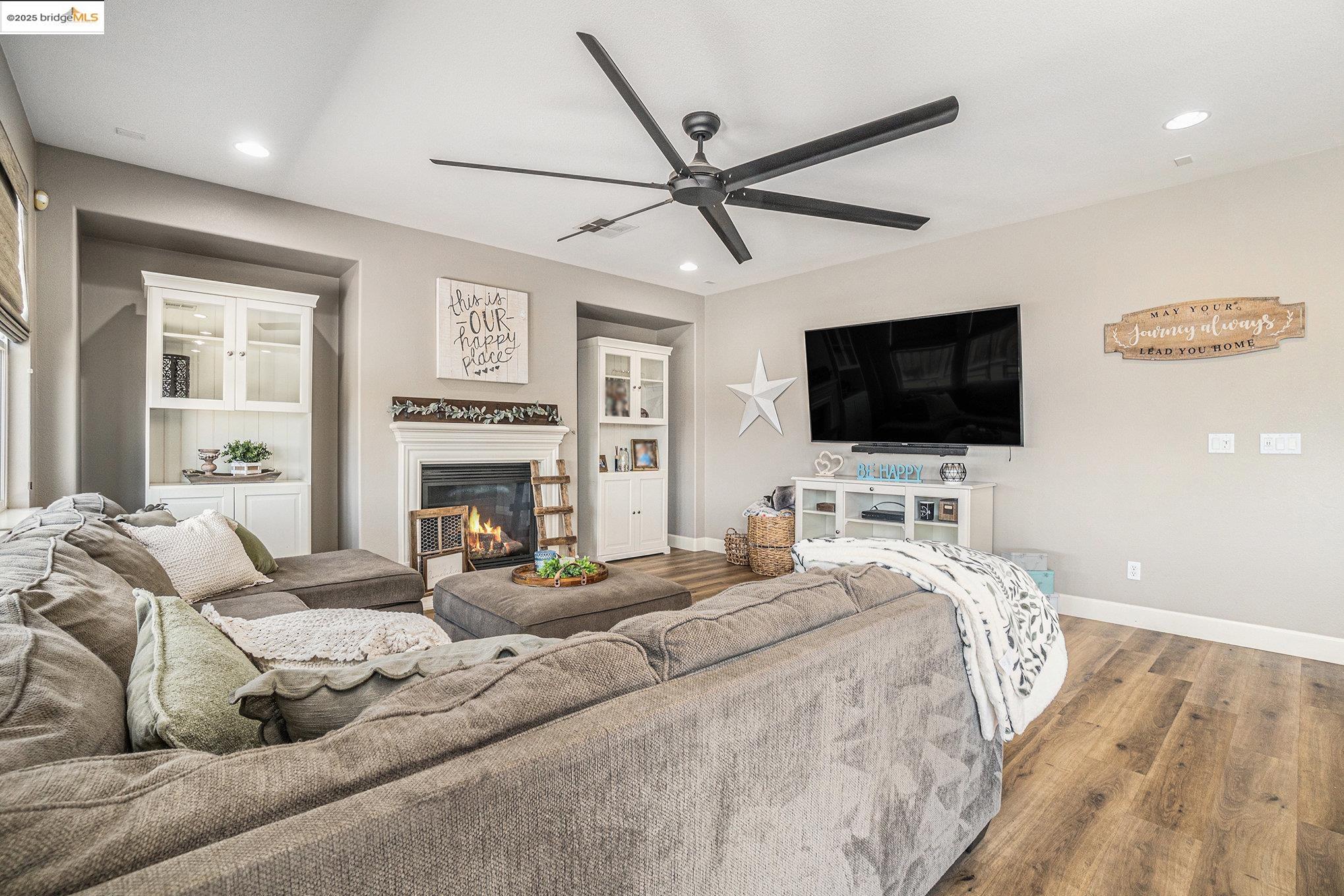 Detail Gallery Image 13 of 53 For 583 Sawgrass Way, Oakley,  CA 94561 - 5 Beds | 3/1 Baths