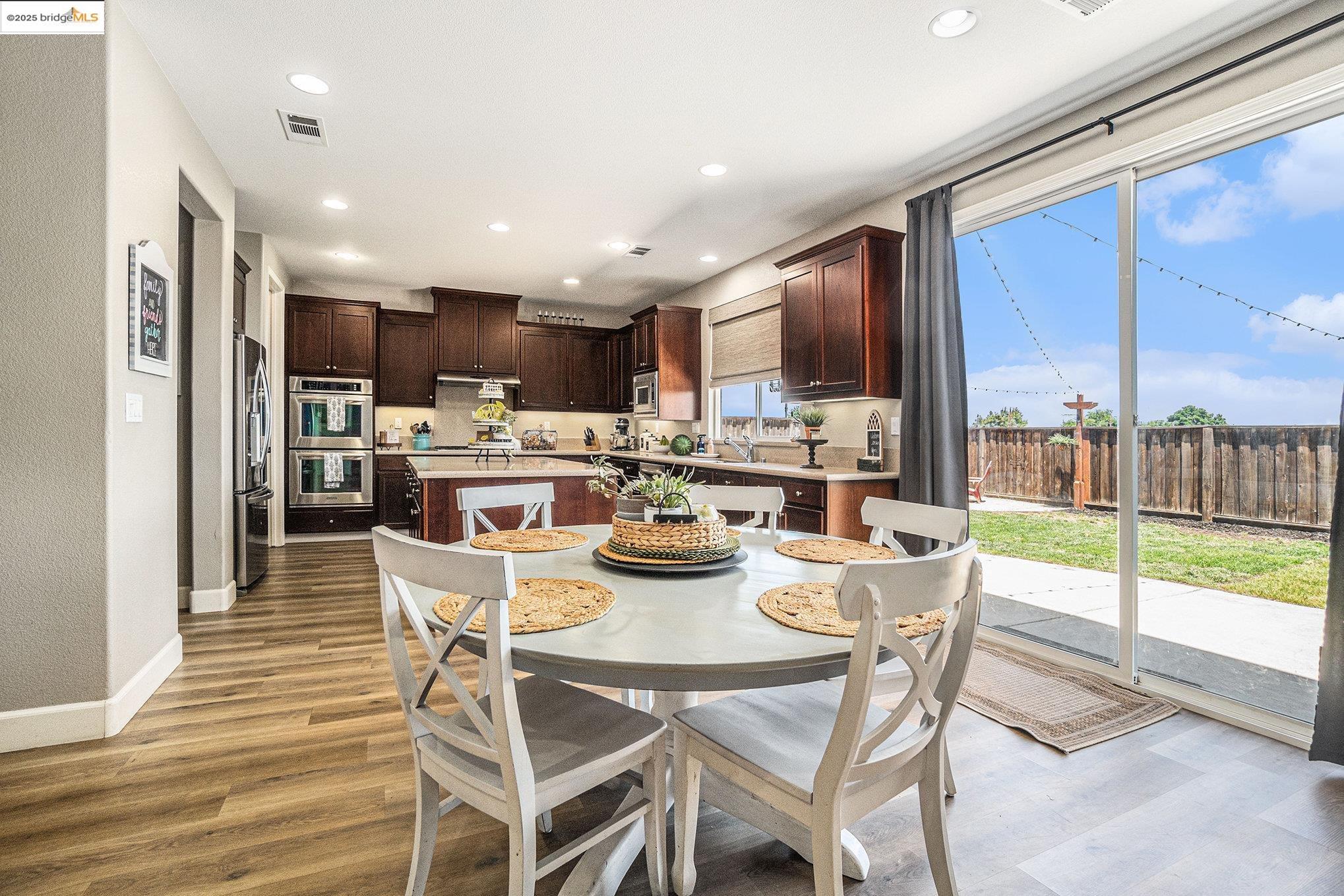 Detail Gallery Image 14 of 53 For 583 Sawgrass Way, Oakley,  CA 94561 - 5 Beds | 3/1 Baths