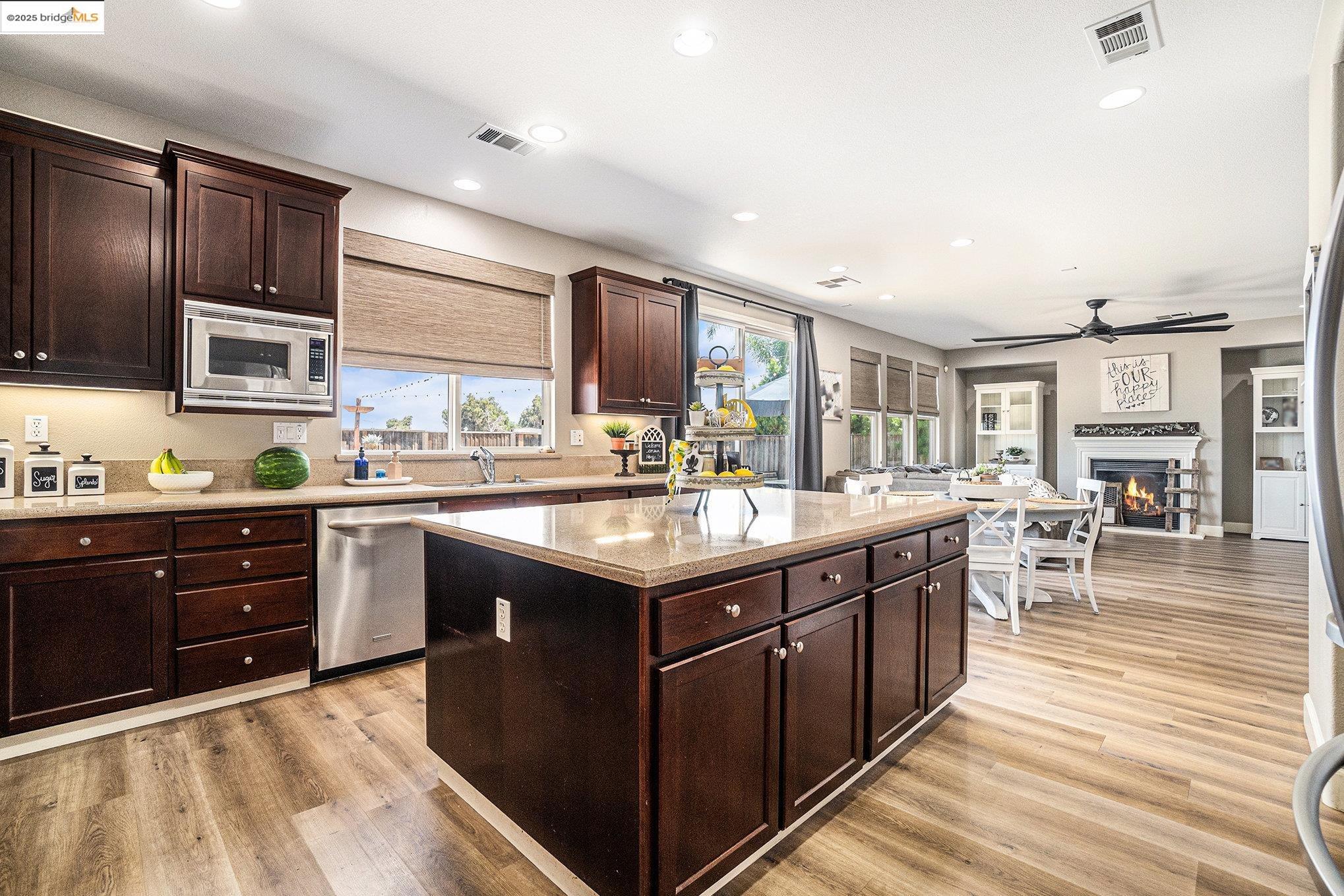 Detail Gallery Image 15 of 53 For 583 Sawgrass Way, Oakley,  CA 94561 - 5 Beds | 3/1 Baths