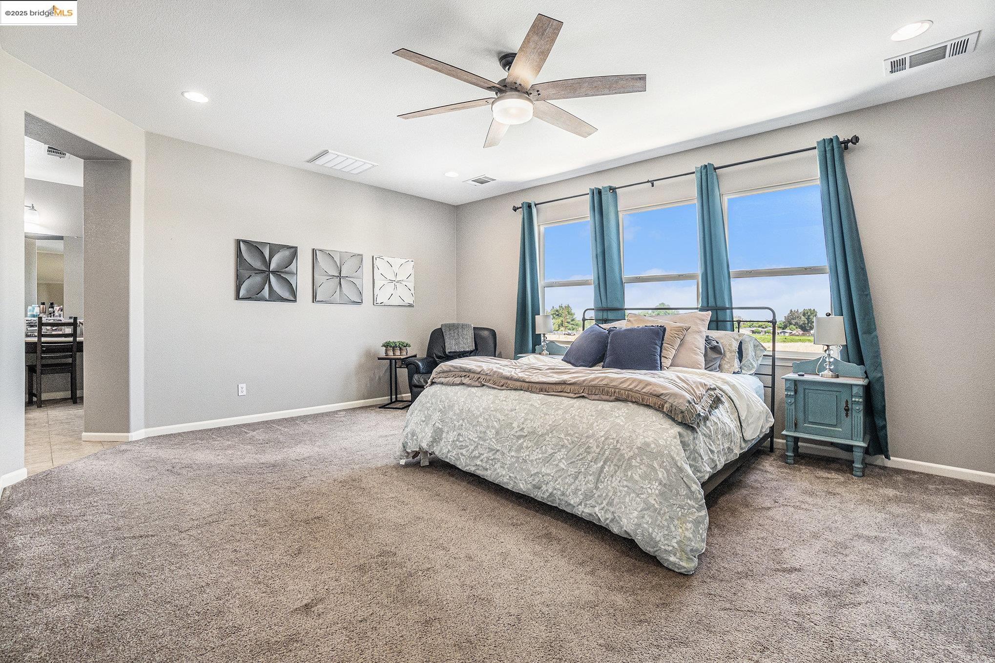 Detail Gallery Image 19 of 53 For 583 Sawgrass Way, Oakley,  CA 94561 - 5 Beds | 3/1 Baths