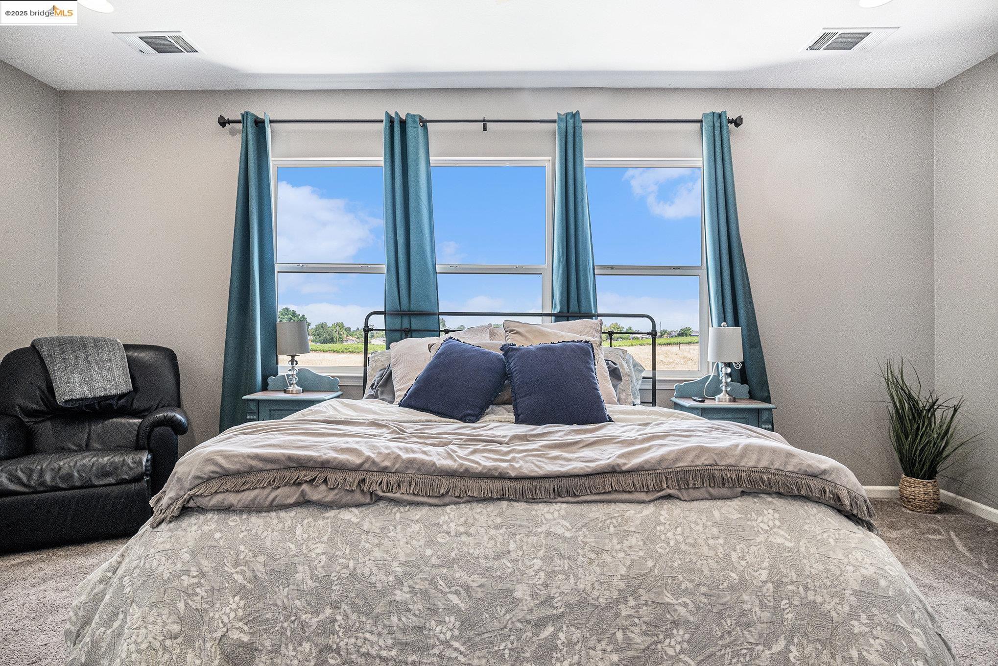 Detail Gallery Image 20 of 53 For 583 Sawgrass Way, Oakley,  CA 94561 - 5 Beds | 3/1 Baths