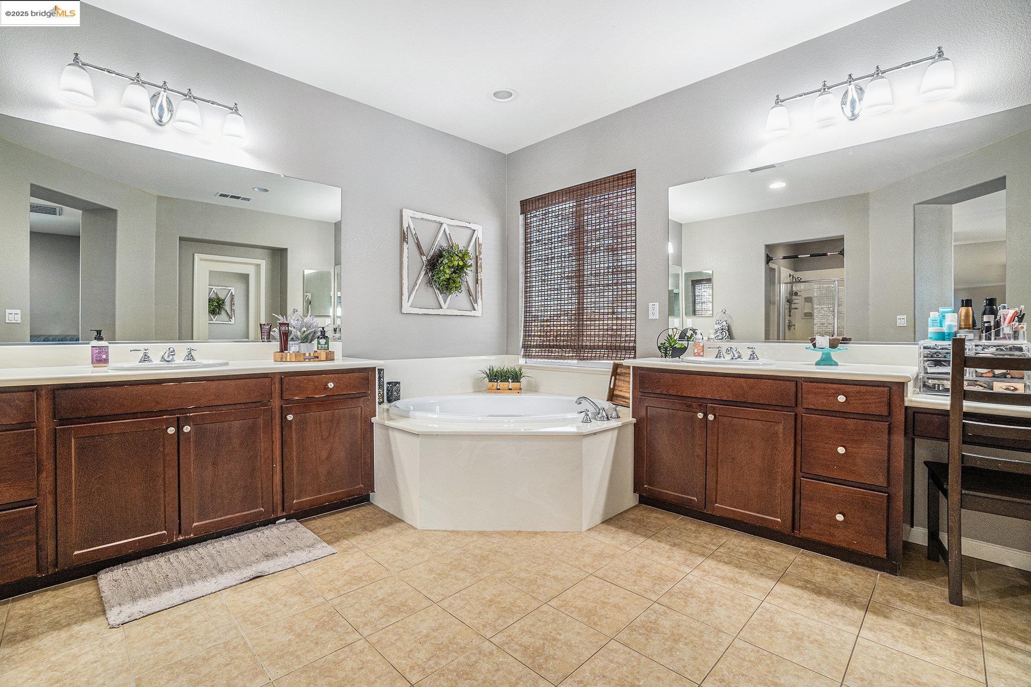 Detail Gallery Image 23 of 53 For 583 Sawgrass Way, Oakley,  CA 94561 - 5 Beds | 3/1 Baths