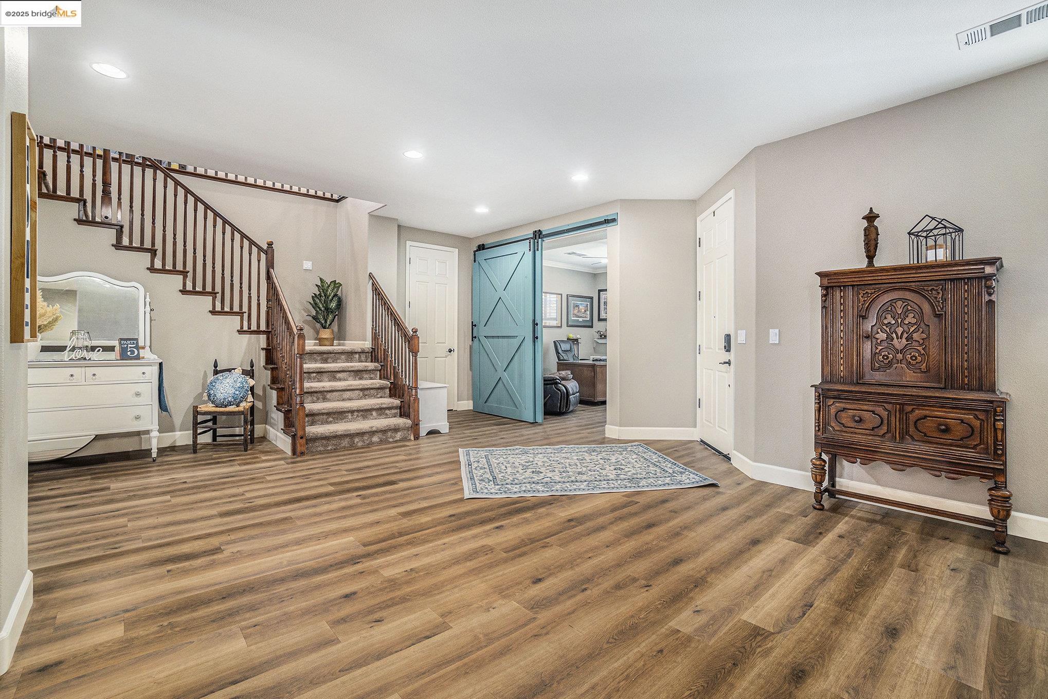 Detail Gallery Image 5 of 53 For 583 Sawgrass Way, Oakley,  CA 94561 - 5 Beds | 3/1 Baths