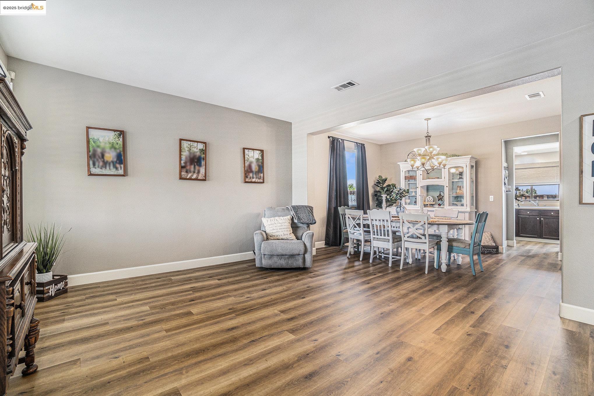 Detail Gallery Image 6 of 53 For 583 Sawgrass Way, Oakley,  CA 94561 - 5 Beds | 3/1 Baths