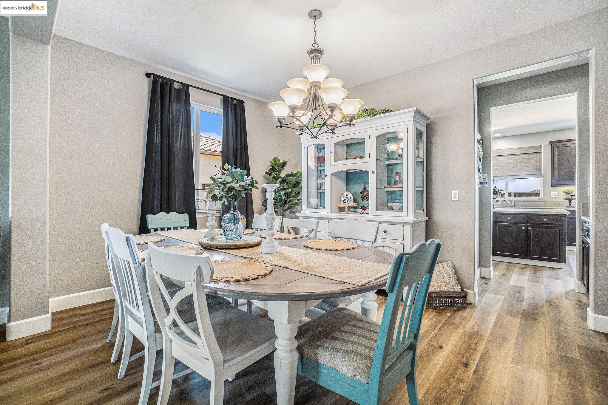 Detail Gallery Image 8 of 53 For 583 Sawgrass Way, Oakley,  CA 94561 - 5 Beds | 3/1 Baths