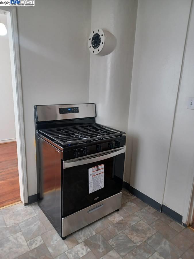 Detail Gallery Image 2 of 11 For 61st Street, Oakland,  CA 94608 - 2 Beds | 1 Baths