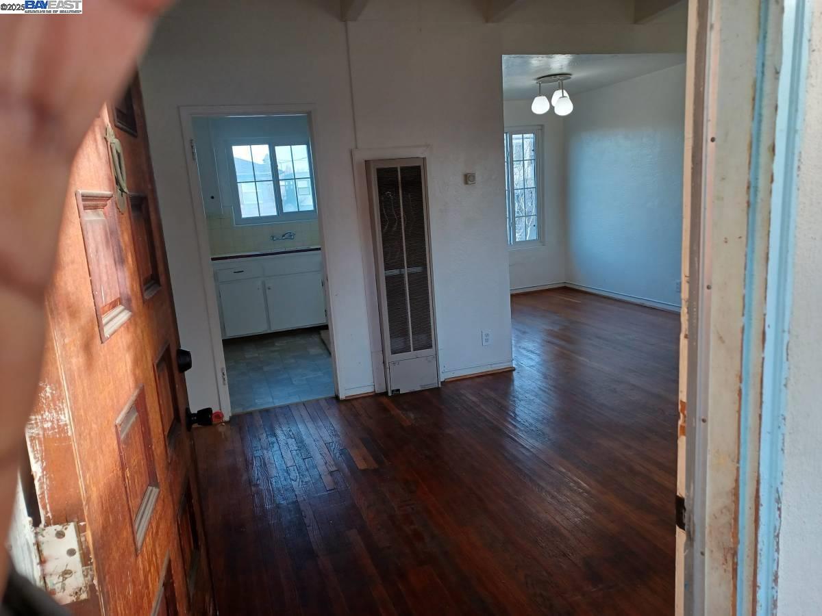 Detail Gallery Image 11 of 11 For 61st Street, Oakland,  CA 94608 - 2 Beds | 1 Baths