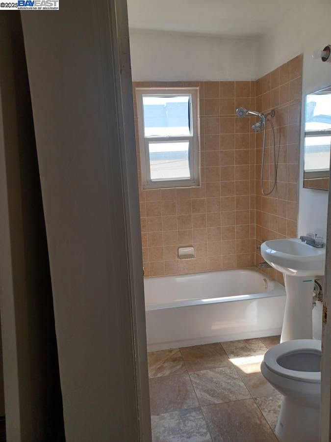 Detail Gallery Image 3 of 11 For 61st Street, Oakland,  CA 94608 - 2 Beds | 1 Baths