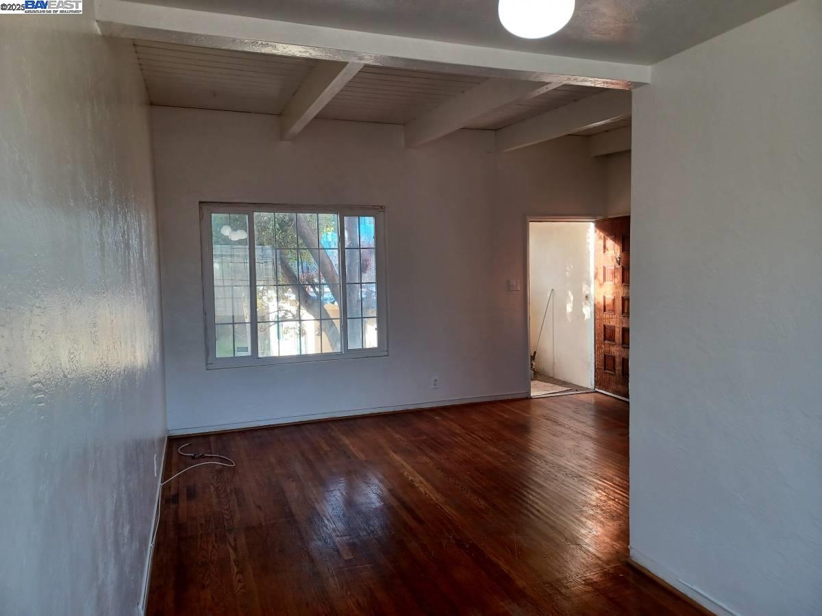 Detail Gallery Image 6 of 11 For 61st Street, Oakland,  CA 94608 - 2 Beds | 1 Baths