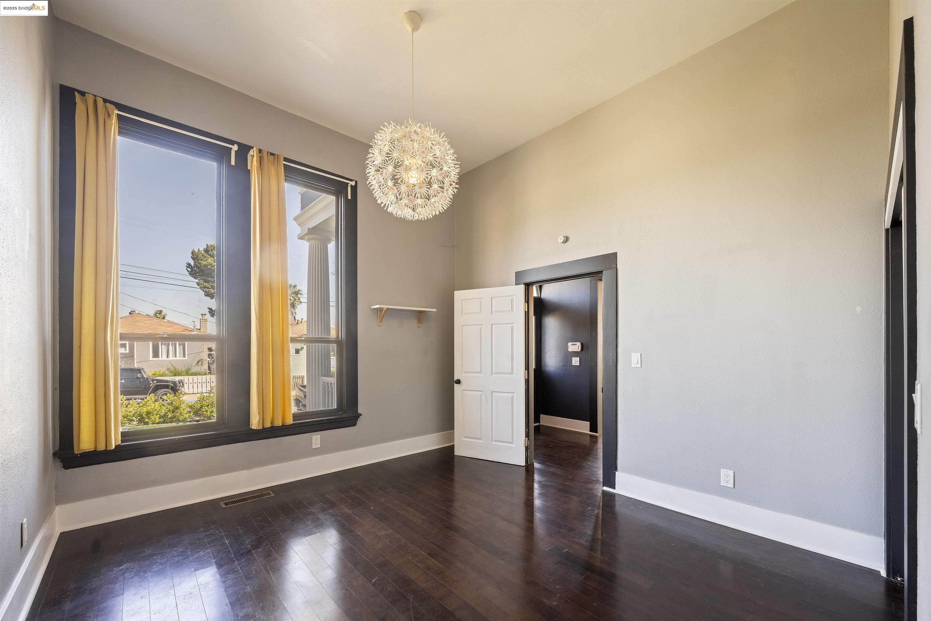 Detail Gallery Image 12 of 60 For 2521 Grande Vista Ave, Oakland,  CA 94601 - 5 Beds | 3 Baths