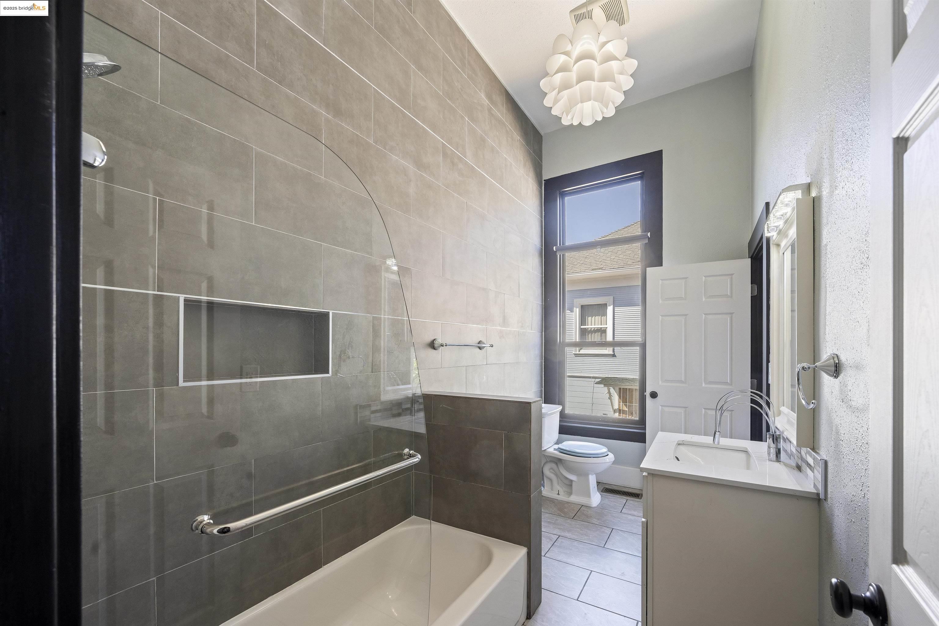 Detail Gallery Image 13 of 60 For 2521 Grande Vista Ave, Oakland,  CA 94601 - 5 Beds | 3 Baths
