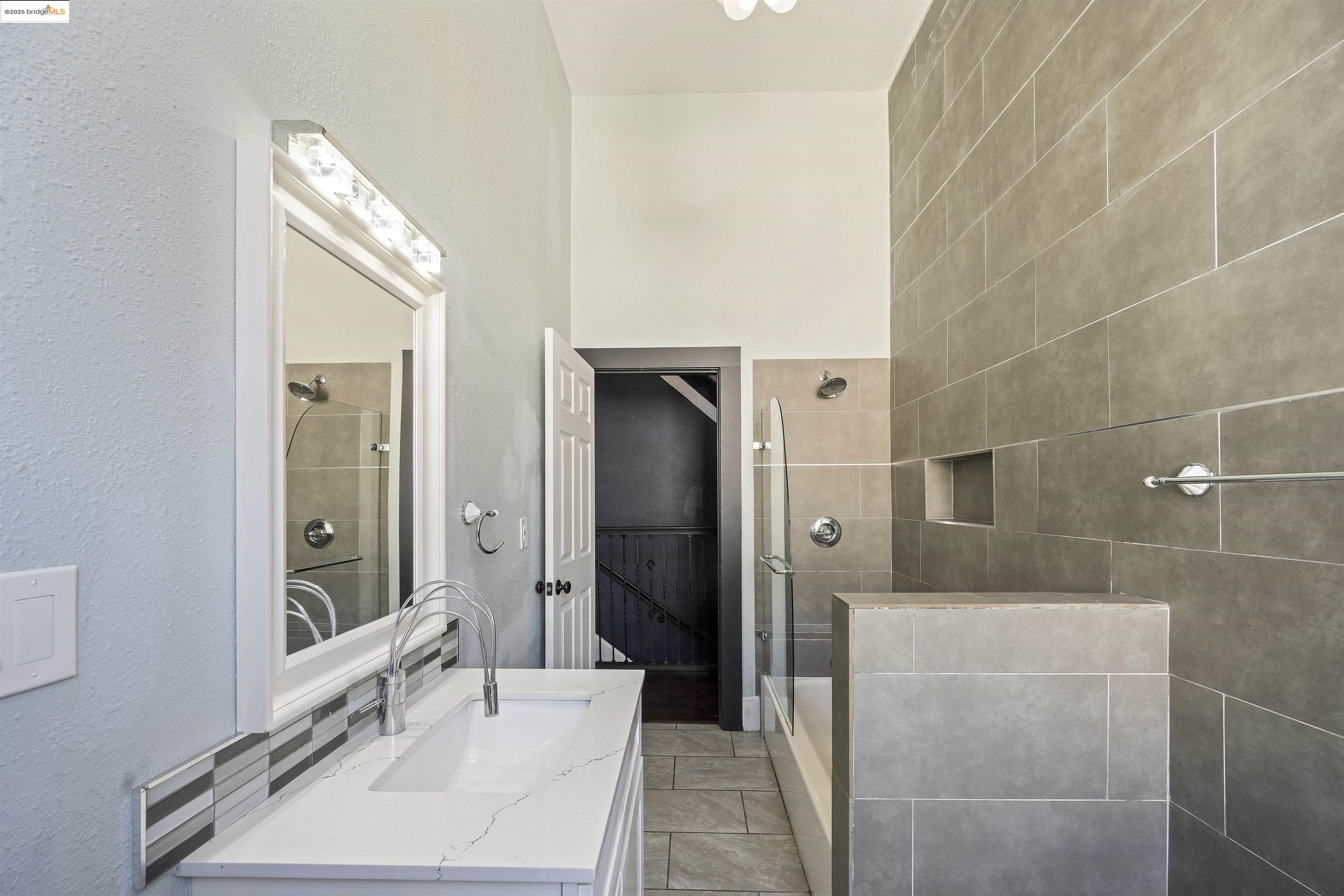 Detail Gallery Image 14 of 60 For 2521 Grande Vista Ave, Oakland,  CA 94601 - 5 Beds | 3 Baths