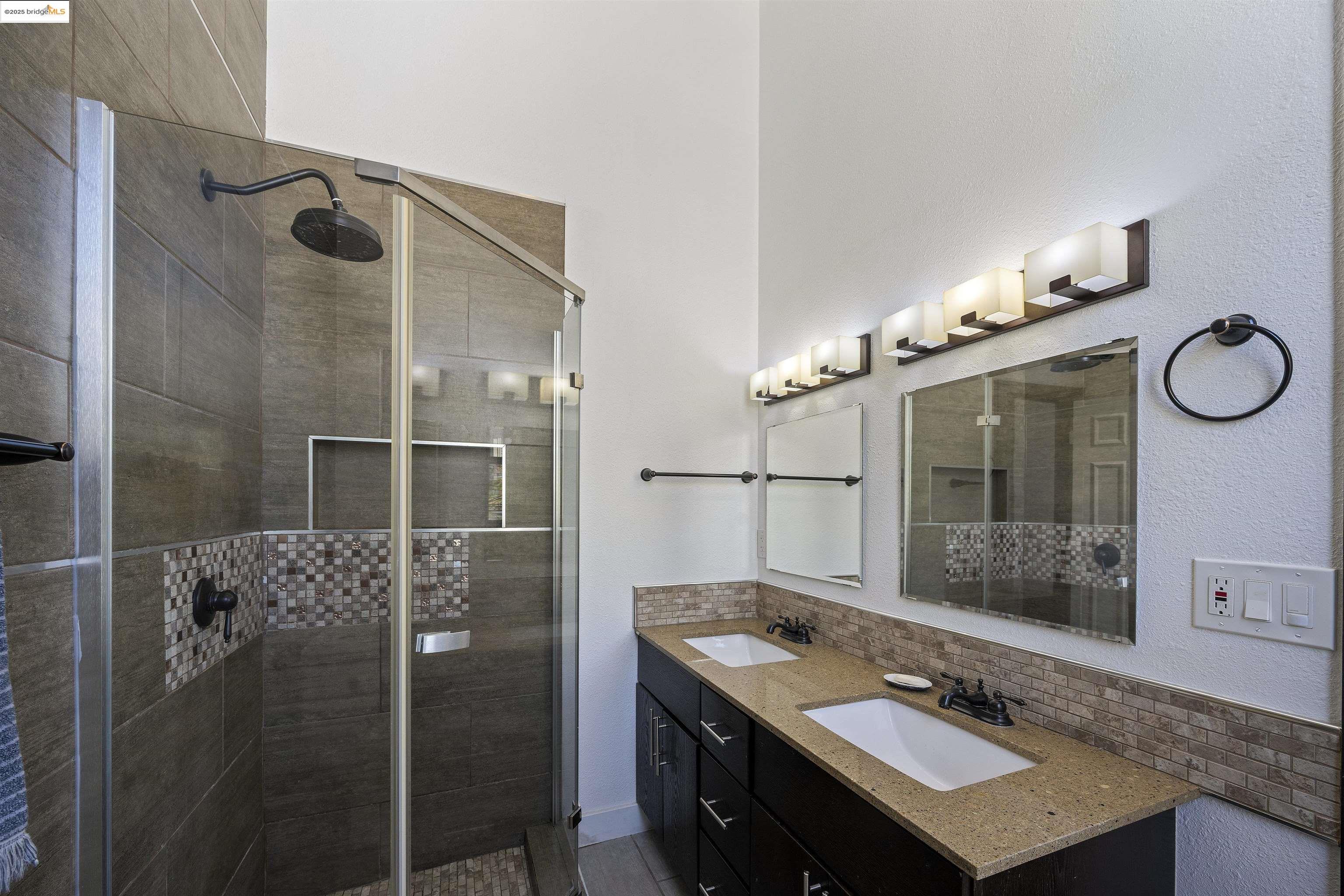 Detail Gallery Image 19 of 60 For 2521 Grande Vista Ave, Oakland,  CA 94601 - 5 Beds | 3 Baths
