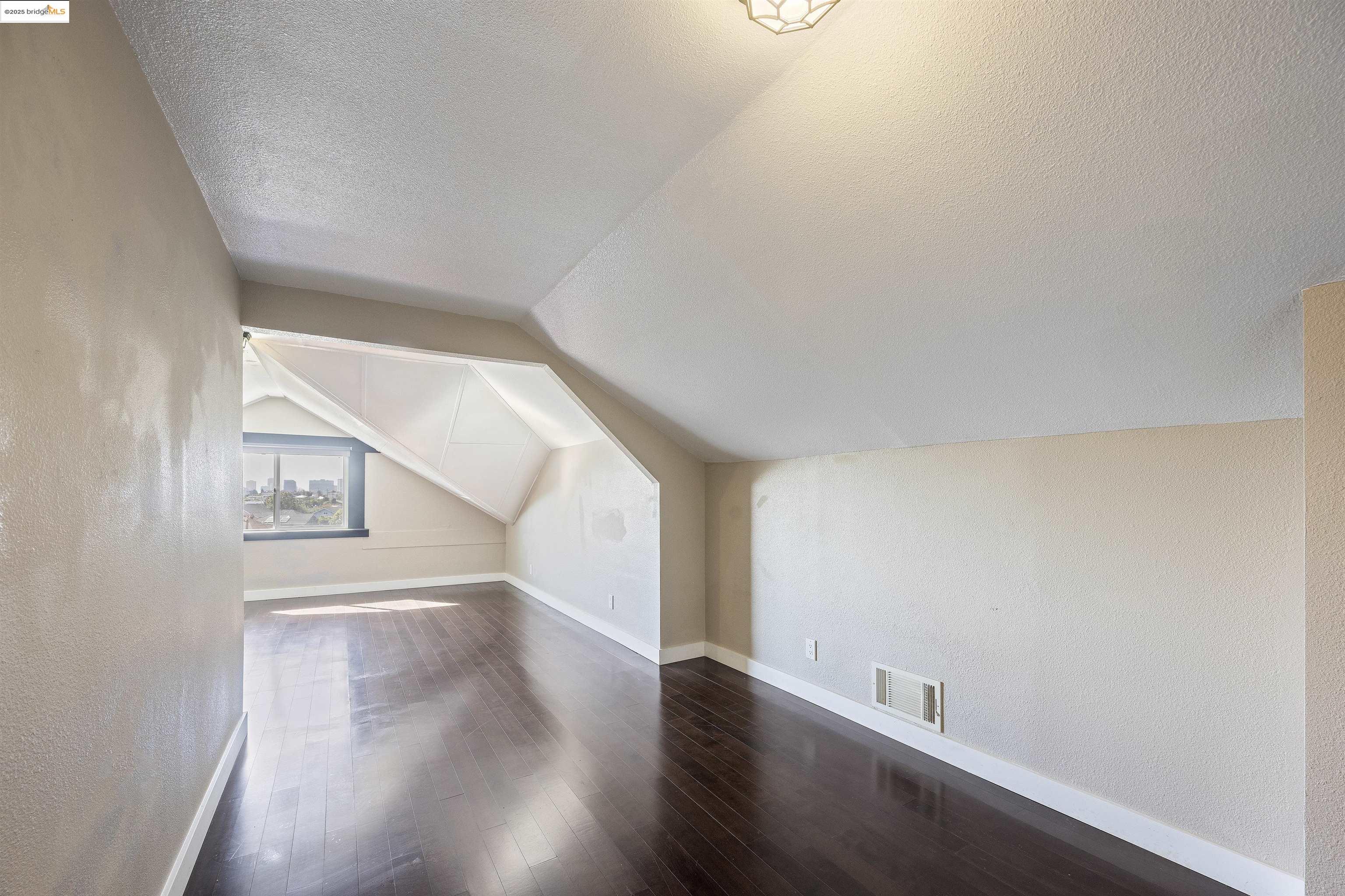 Detail Gallery Image 26 of 60 For 2521 Grande Vista Ave, Oakland,  CA 94601 - 5 Beds | 3 Baths