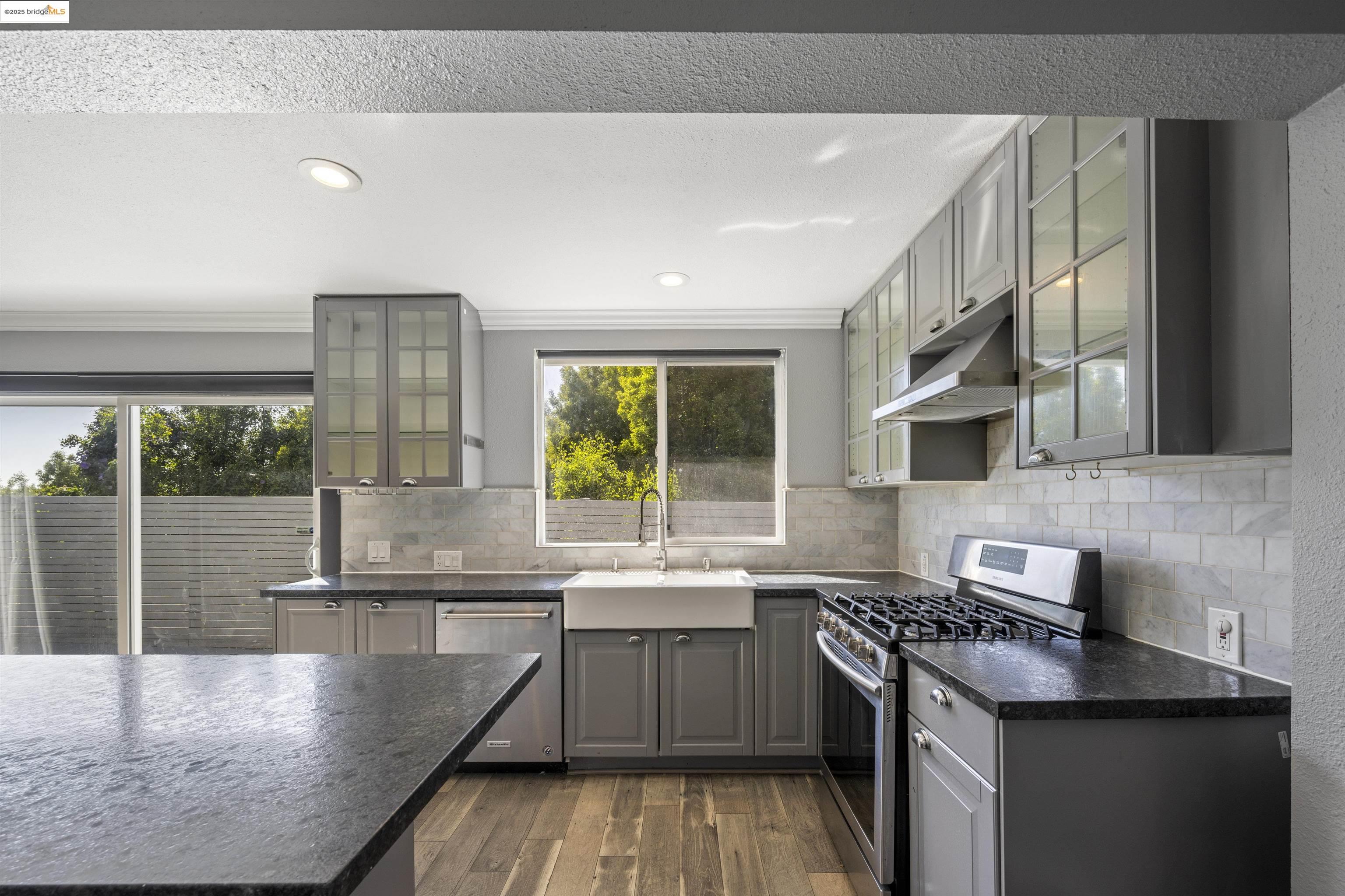 Detail Gallery Image 39 of 60 For 2521 Grande Vista Ave, Oakland,  CA 94601 - 5 Beds | 3 Baths