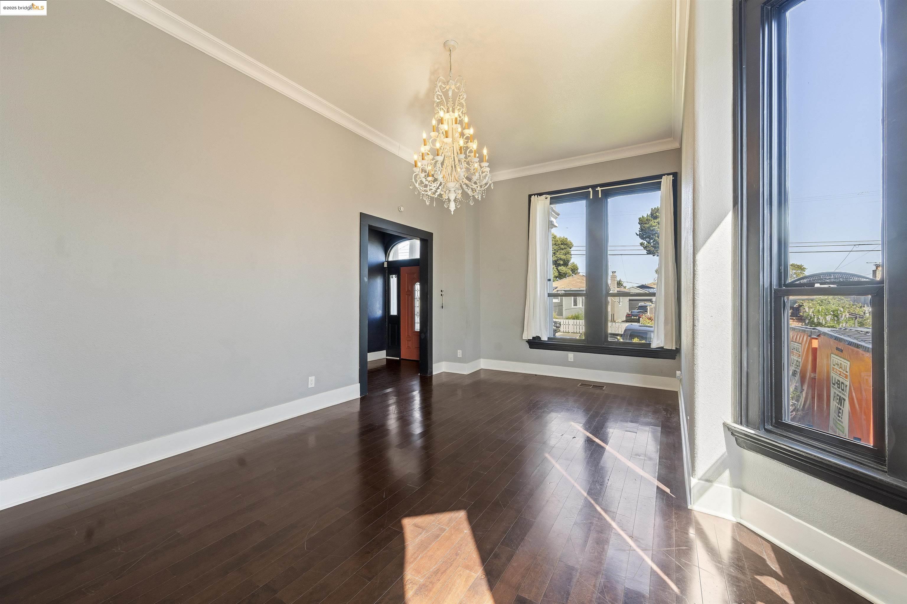 Detail Gallery Image 7 of 60 For 2521 Grande Vista Ave, Oakland,  CA 94601 - 5 Beds | 3 Baths