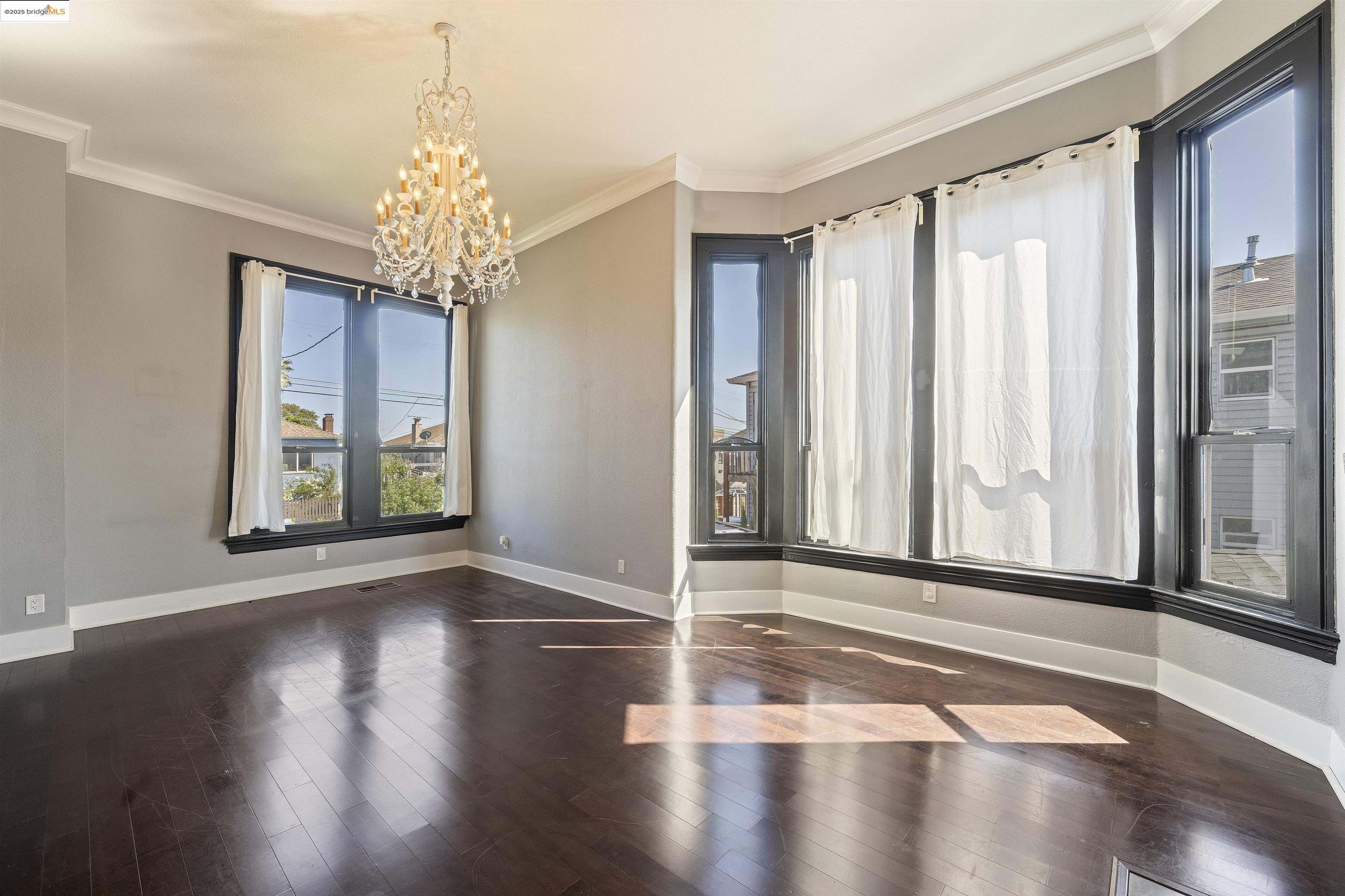 Detail Gallery Image 8 of 60 For 2521 Grande Vista Ave, Oakland,  CA 94601 - 5 Beds | 3 Baths